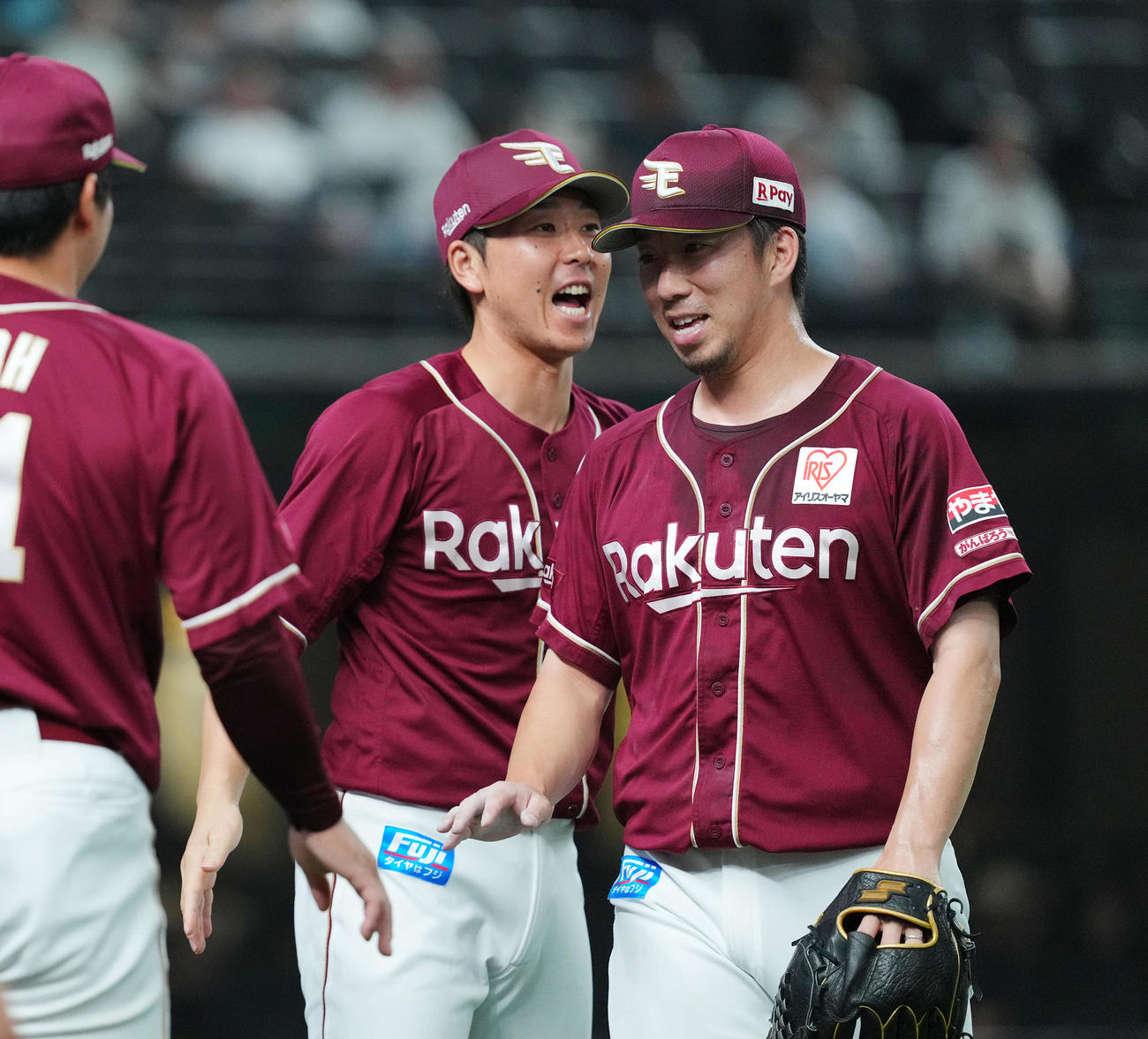 西武対楽天　1回の投球を終え、笑顔でベンチに戻る楽天先発の今野（右）（撮影・菅敏）