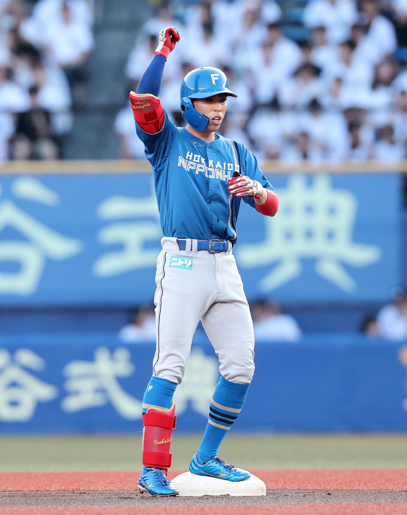 ロッテ対日本ハム　1回表日本ハム無死、五十幡は右越え二塁打を放ちポーズを決める（撮影・鈴木正人）