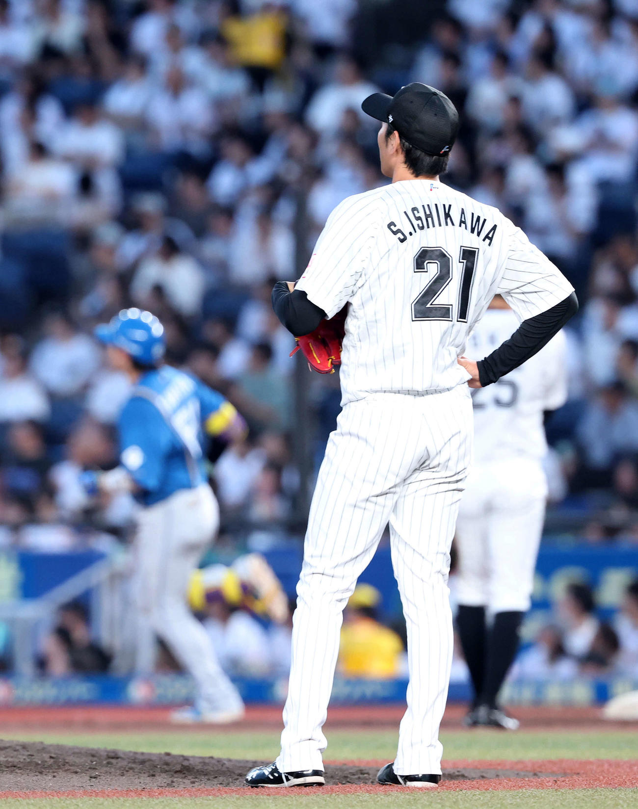 ロッテ対日本ハム　4回表日本ハム無死一塁、田宮裕（左）には右越え2点本塁打を放たれたロッテ石川柊（撮影・鈴木正人）