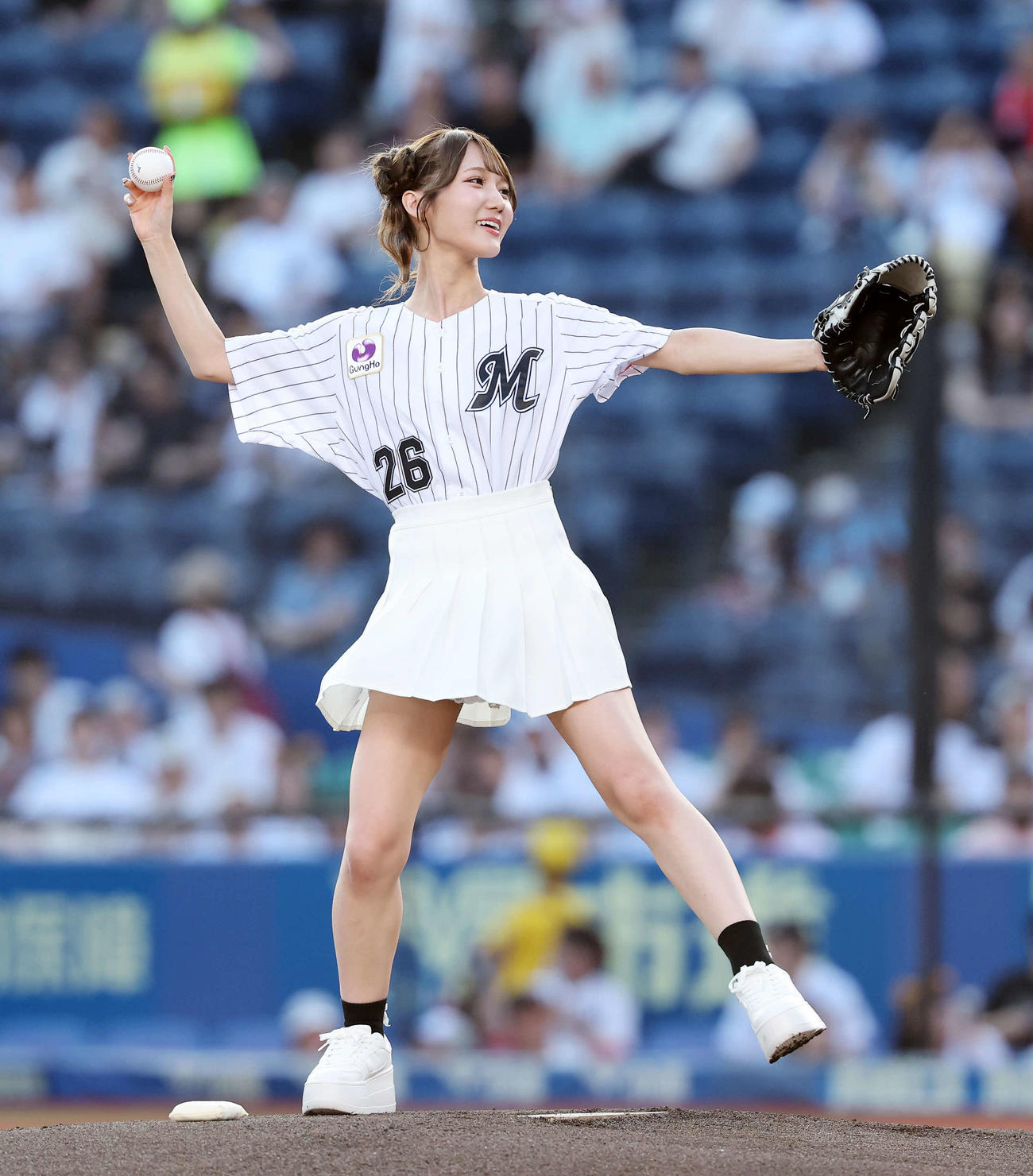 ロッテ対日本ハム　ファーストピッチセレモニーに臨むSUPER☆GiRLSの門林有羽（撮影・鈴木正人）