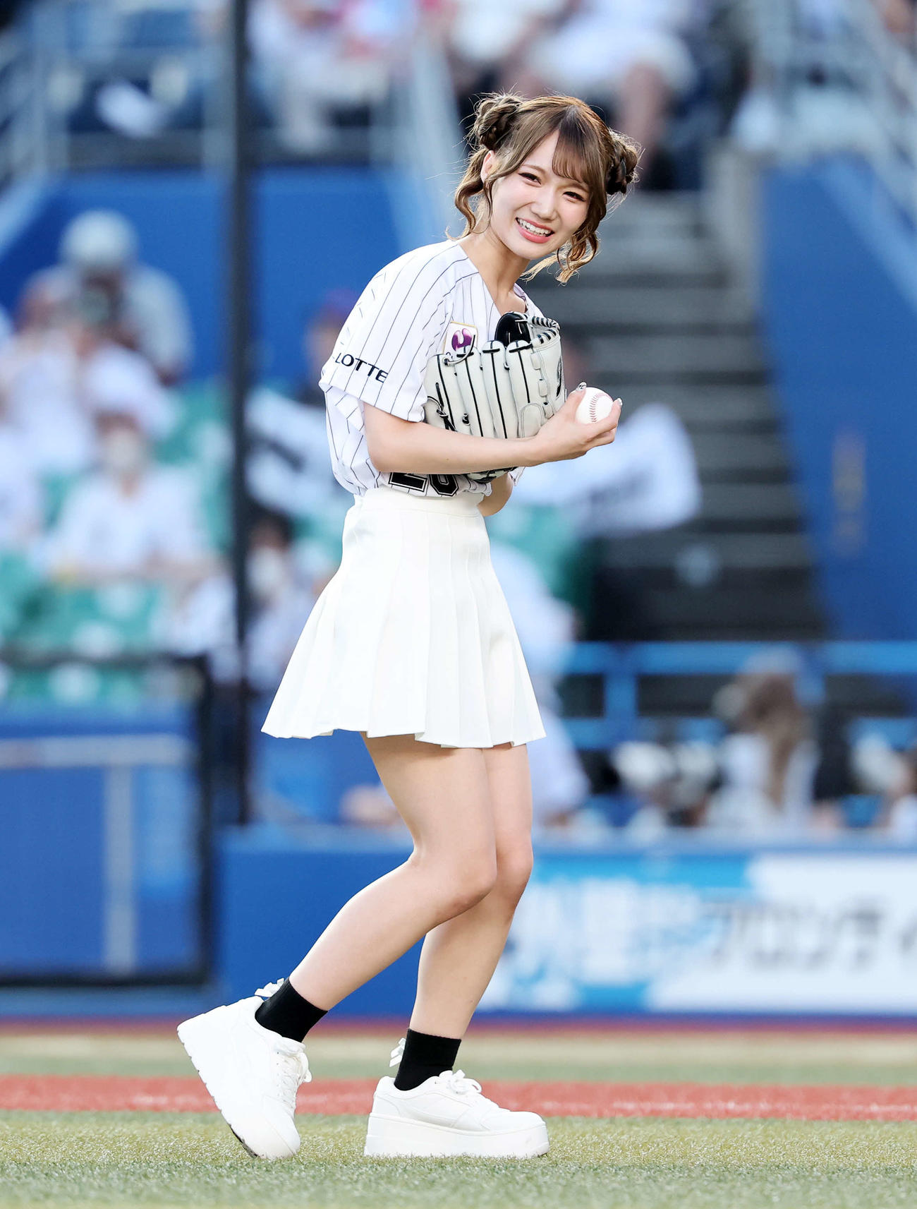 ロッテ対日本ハム　ファーストピッチセレモニーを終え引き揚げるSUPER☆GiRLSの門林有羽（撮影・鈴木正人）
