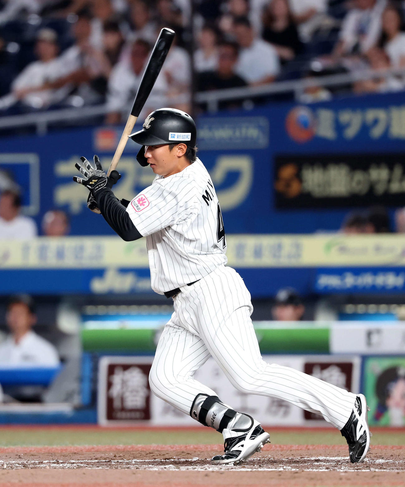 ロッテ対日本ハム　7回裏ロッテ無死、宮崎は中前のプロ初安打を放つ（撮影・鈴木正人）