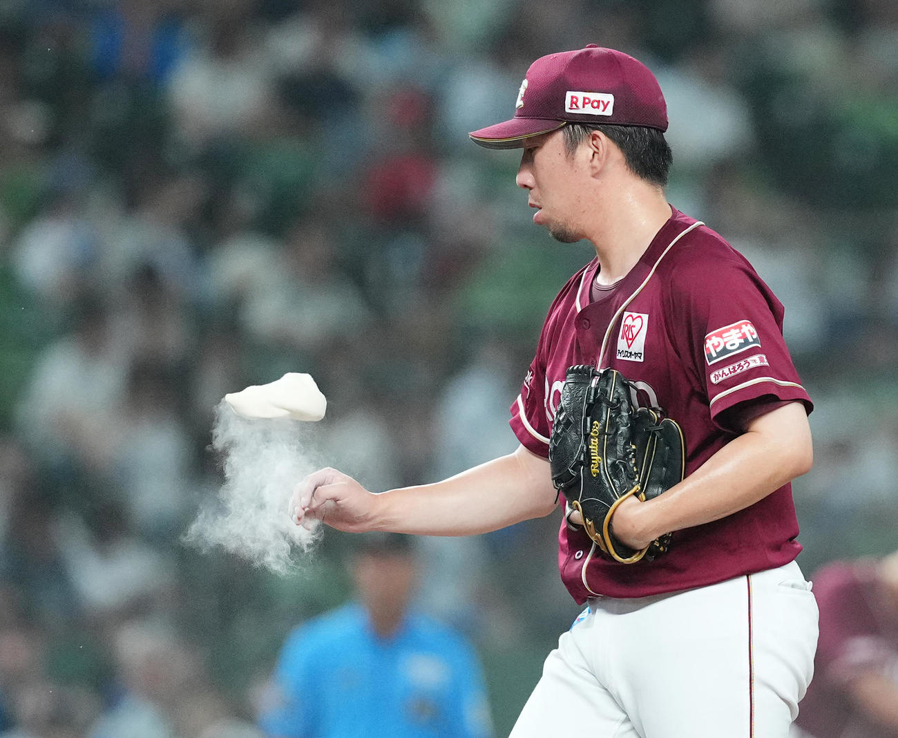 西武対楽天　1回、投球の合間にロージンを投げる楽天今野（撮影・菅敏）