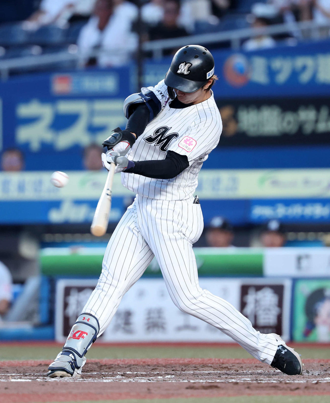 ロッテ対日本ハム　3回裏ロッテ2死一塁、藤原は左前打を放つ（撮影・鈴木正人）