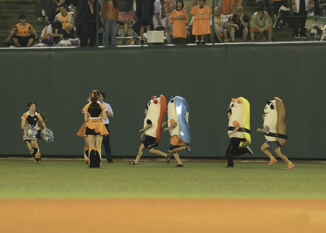 巨人対中日　すしレースで激走する子どもたち(撮影・浅見桂子)