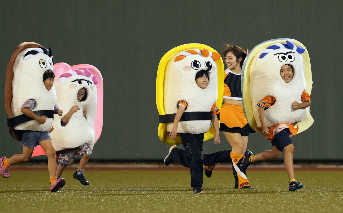 巨人対中日　「すしレース」に参加した子どもたち（撮影・たえ見朱実）
