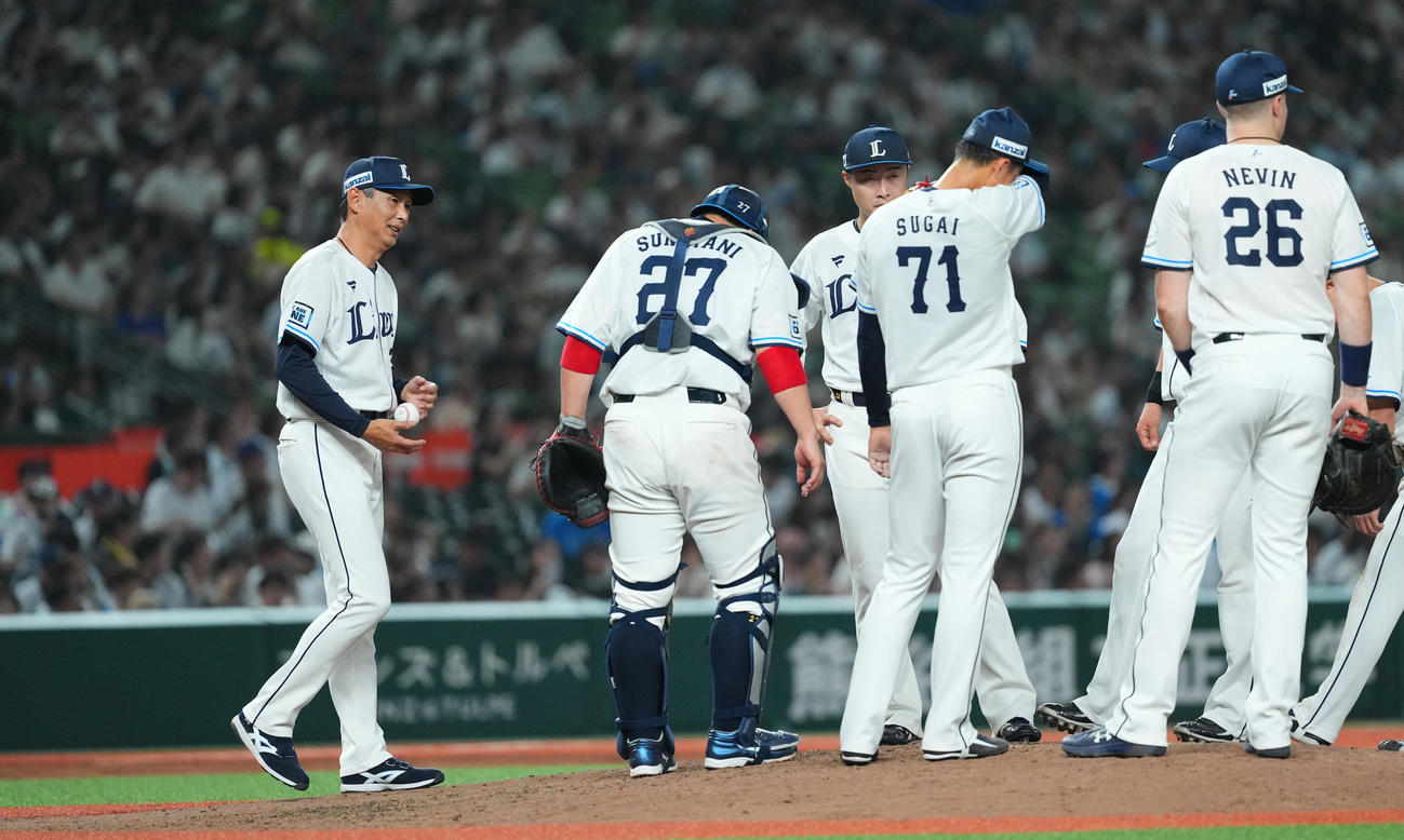 西武対楽天　6回途中、菅井（右から2人目）に交代を告げる西口監督（左端）（撮影・菅敏）