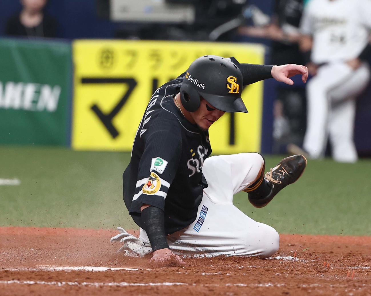 オリックス対ソフトバンク　3回表ソフトバンク1死二塁、野村勇の先制適時打で生還する牧原大（撮影・上田博志）