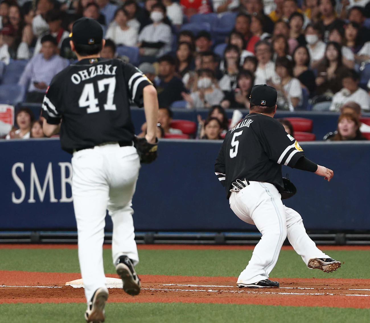 オリックス対ソフトバンク　4回裏オリックス無死、山川は中川の打球を後逸する（撮影・上田博志）