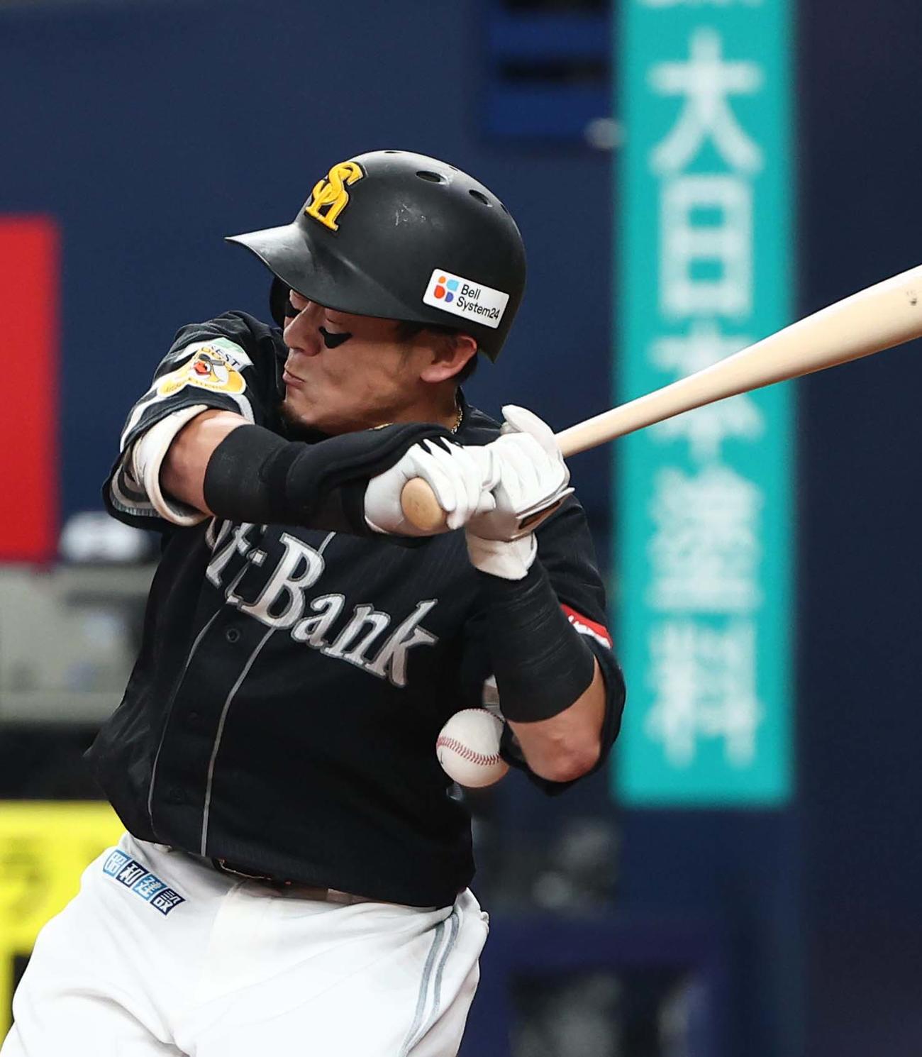 オリックス対ソフトバンク　3回表ソフトバンク無死、左ひじに死球を受ける牧原大（撮影・上田博志）
