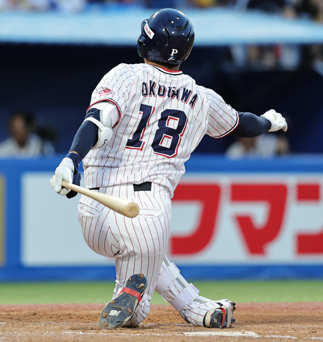 ヤクルト対DeNA 3回裏ヤクルト無死、空振り三振に倒れる奥川（撮影・野上伸悟