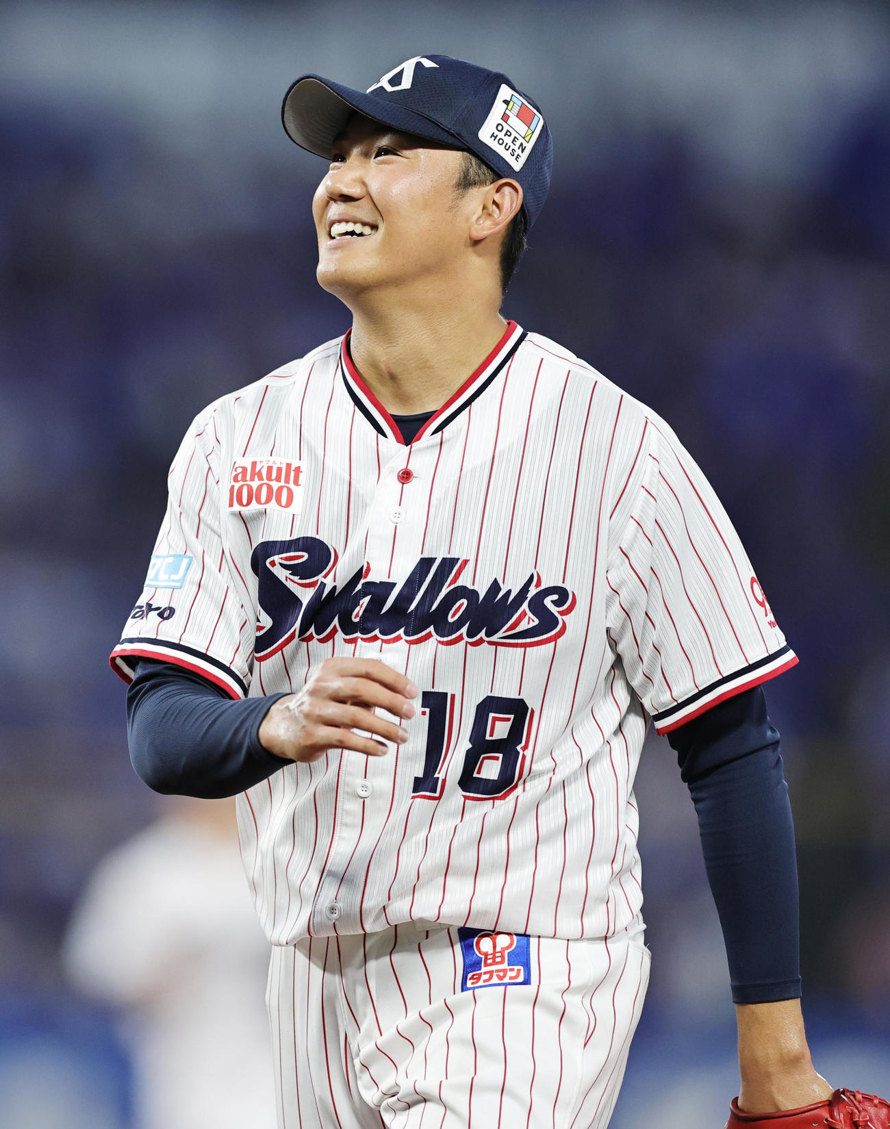 ヤクルト対DeNA 4回表を抑え笑顔でベンチに戻るヤクルト奥川（撮影・野上伸悟