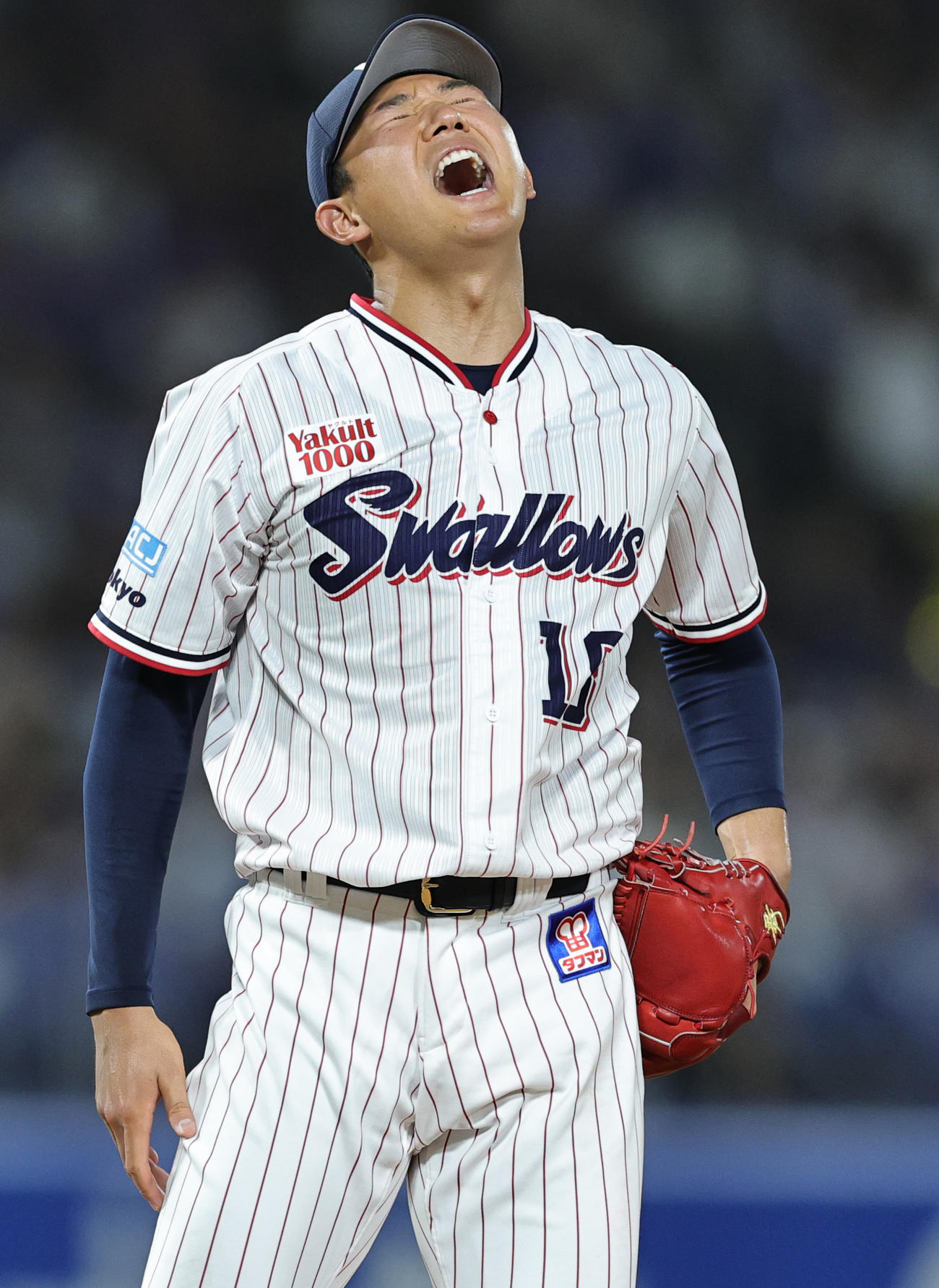 ヤクルト対DeNA 5回表DeNA2死、桑原に四球を出し悔しがる奥川（撮影・野上伸悟