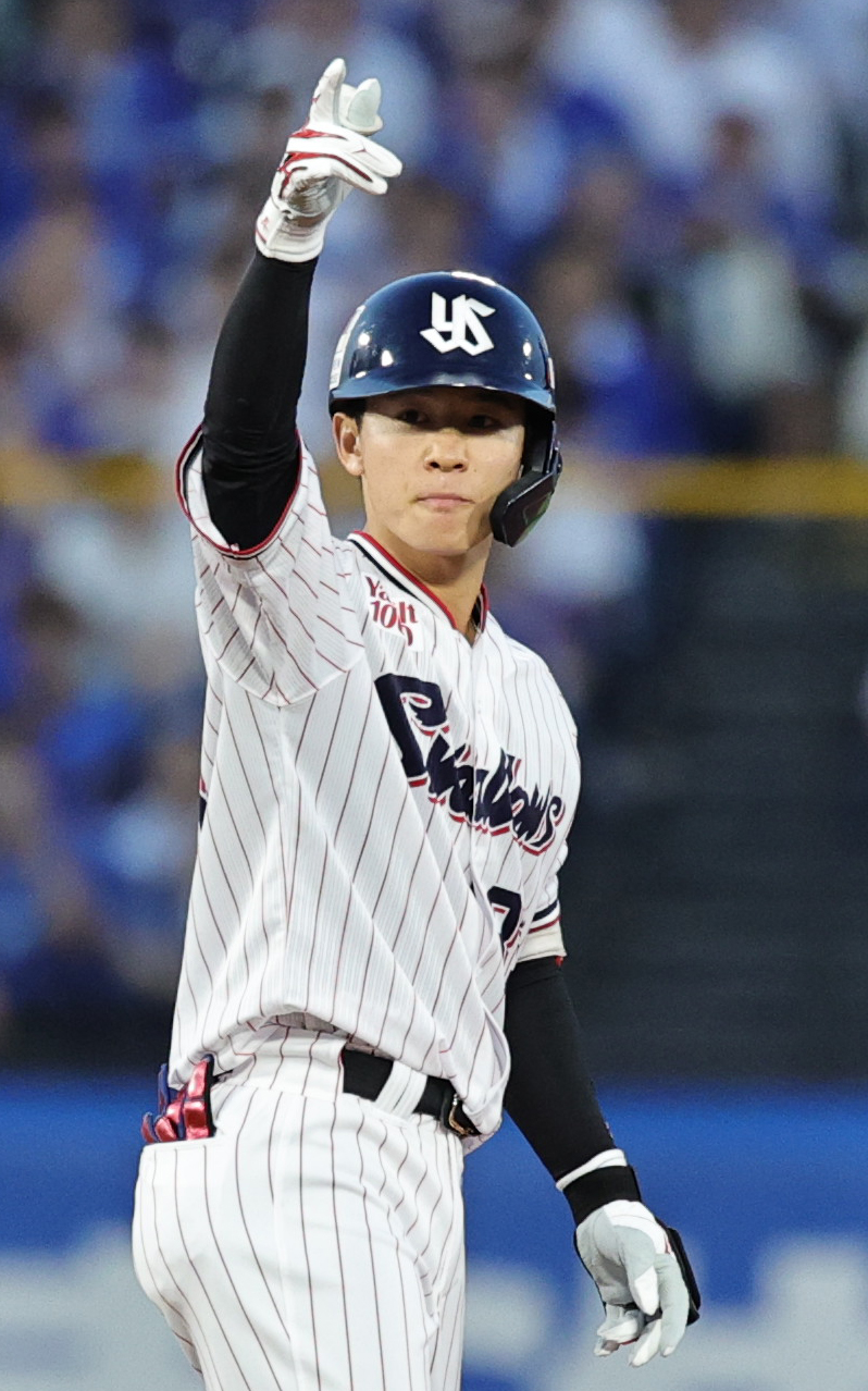 ヤクルト対DeNA 3回裏ヤクルト2死二塁、中前適時打を放ち喜ぶ内山（撮影・野上伸悟