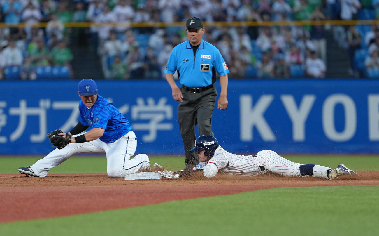 ヤクルト対DeNA 3回裏ヤクルト2死、並木（右）は左二塁打を放つ。二塁手牧（撮影・足立雅史）