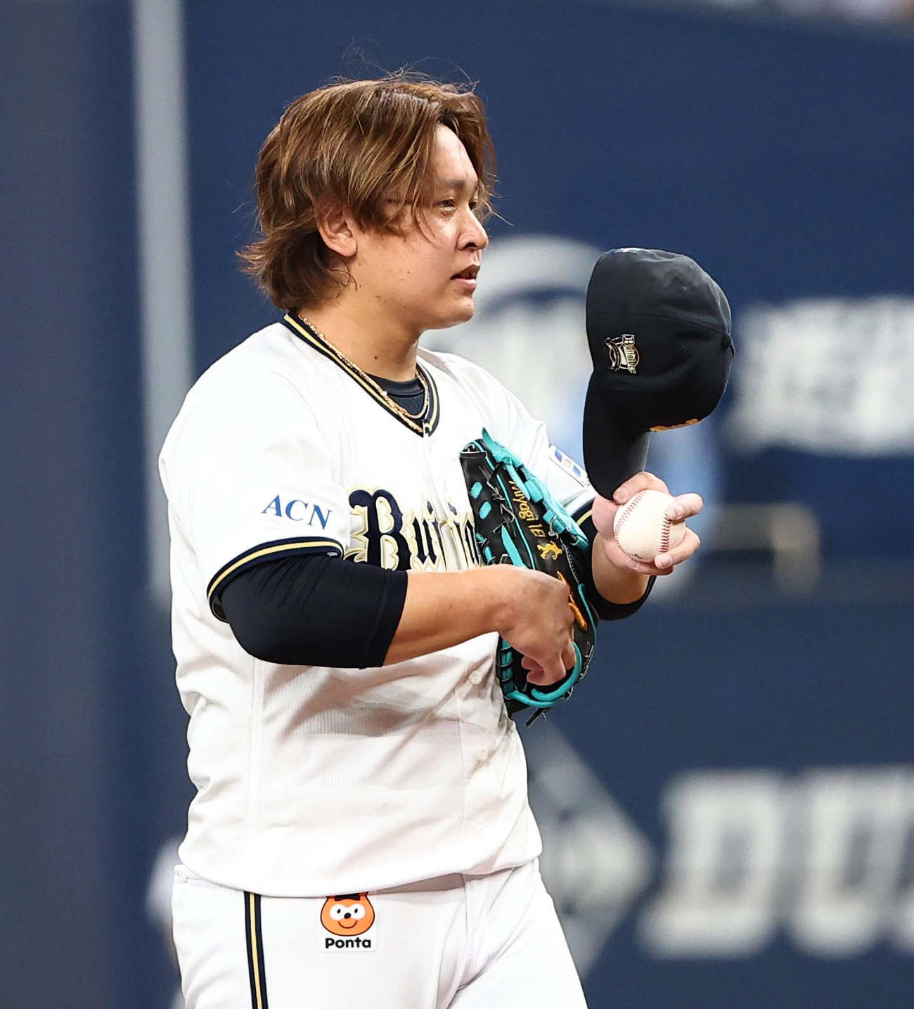 オリックス対ソフトバンク　3回表ソフトバンク無死、死球を当てた牧原大にあやまる宮城（撮影・上田博志）
