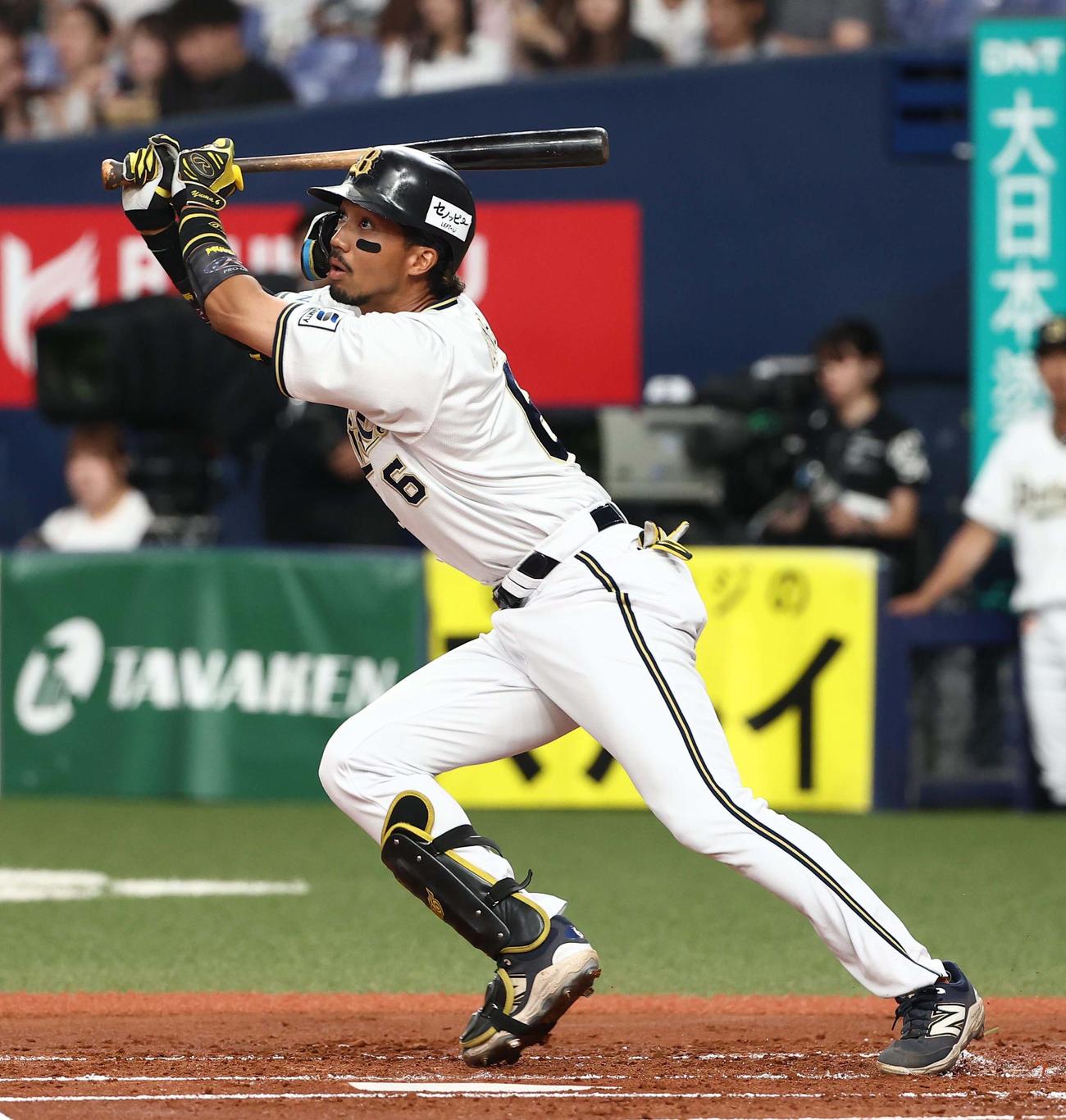 オリックス対ソフトバンク　1回裏オリックス無死一塁、宗は安打を放つ（撮影・上田博志）