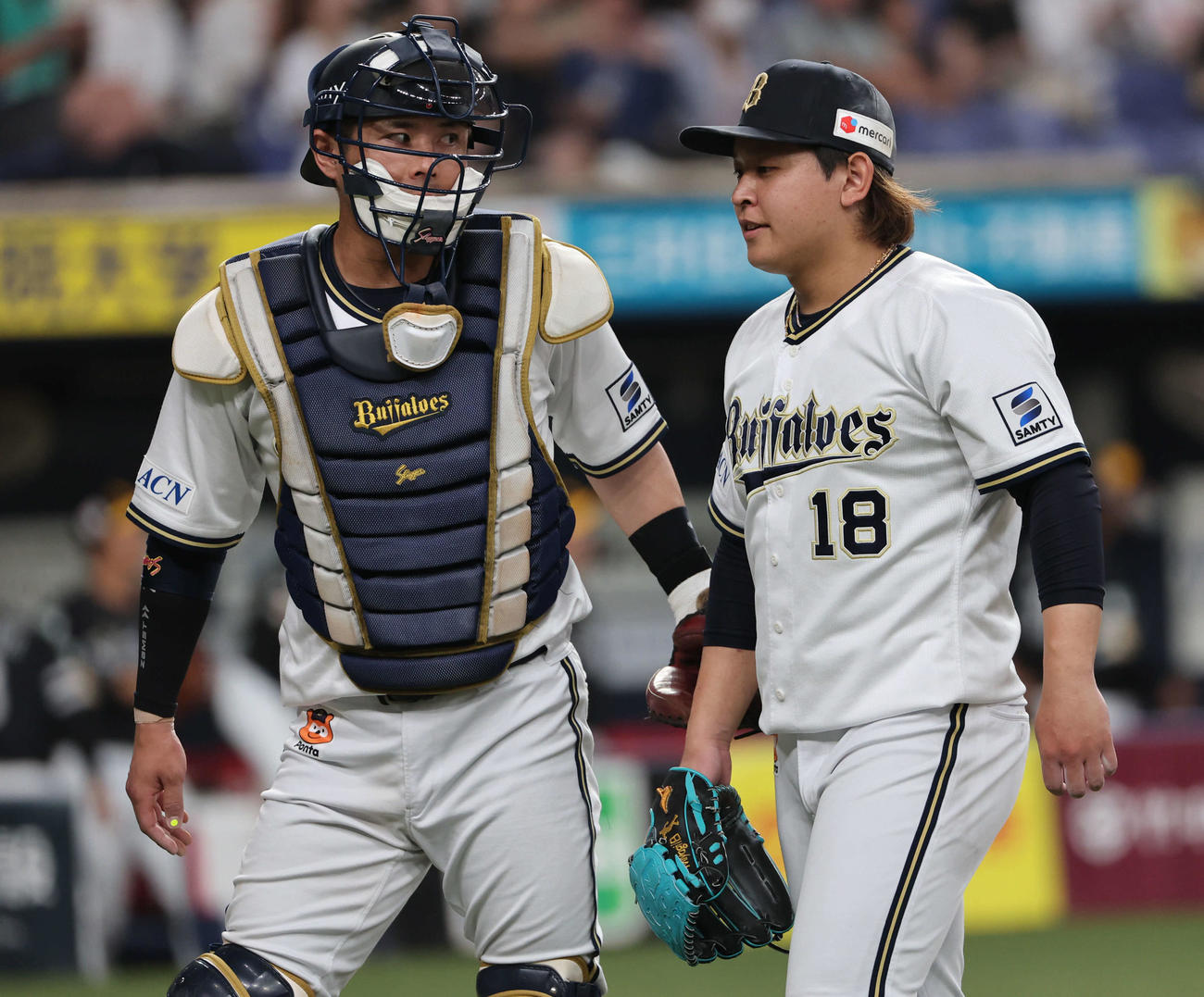 オリックス対ソフトバンク　2回を投げ終え、オリックス先発の宮城は若月と話しながらベンチに戻る（撮影・西尾就之）