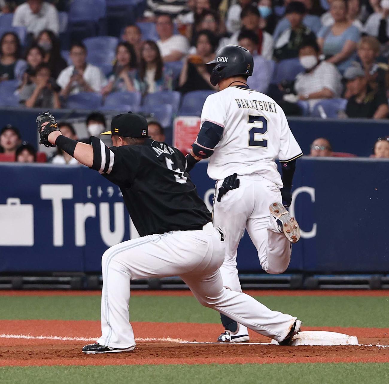 オリックス対ソフトバンク　2回裏オリックス2死一塁、若月の打球を一塁へ悪送球するダウンズ（撮影・上田博志）