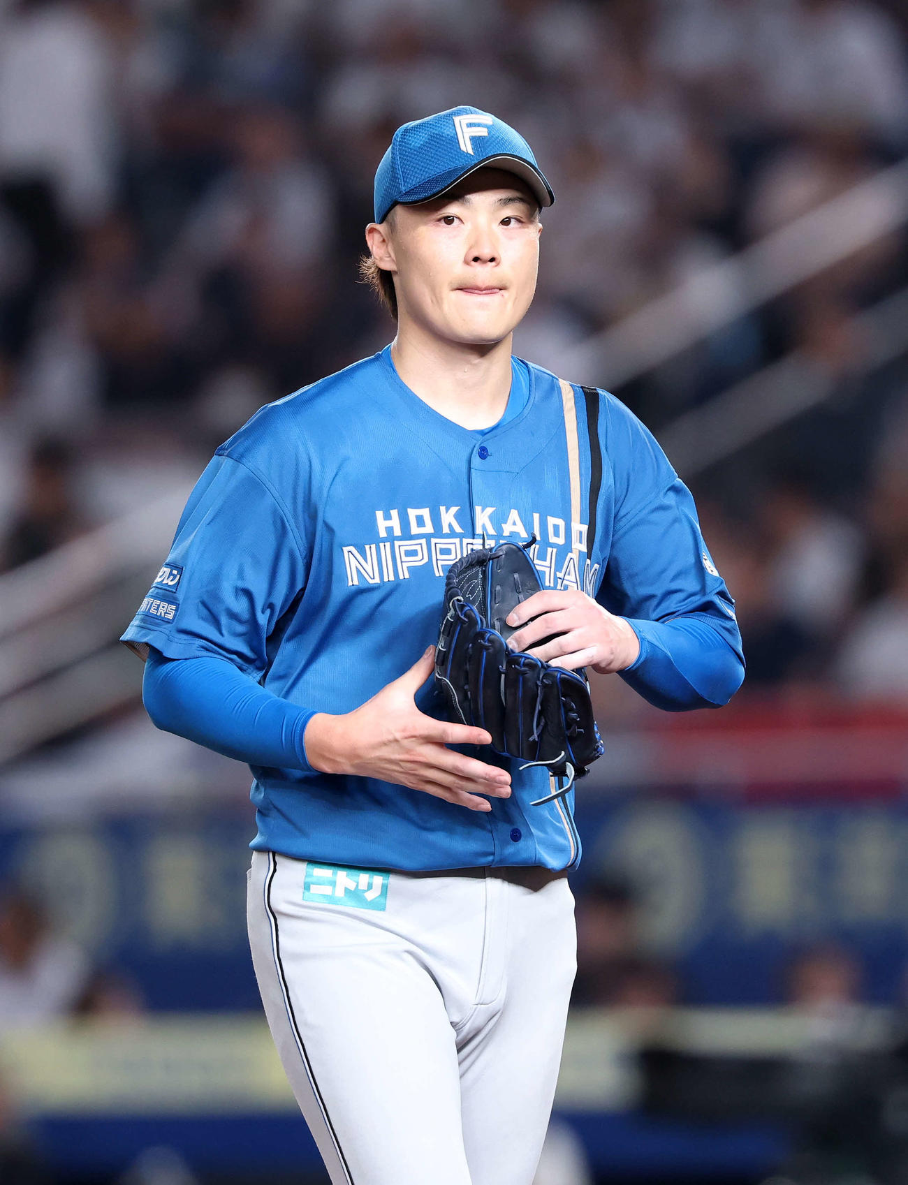 ロッテ対日本ハム　5回裏、ロッテの攻撃を抑えベンチに引き揚げる日本ハム山崎（撮影・鈴木正人）