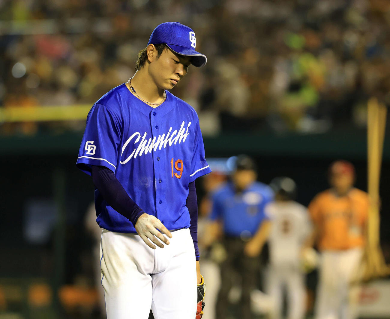 巨人対中日　5回裏巨人の攻撃を抑えた高橋宏だが、首をかしげてベンチに下がる（撮影・浅見桂子）