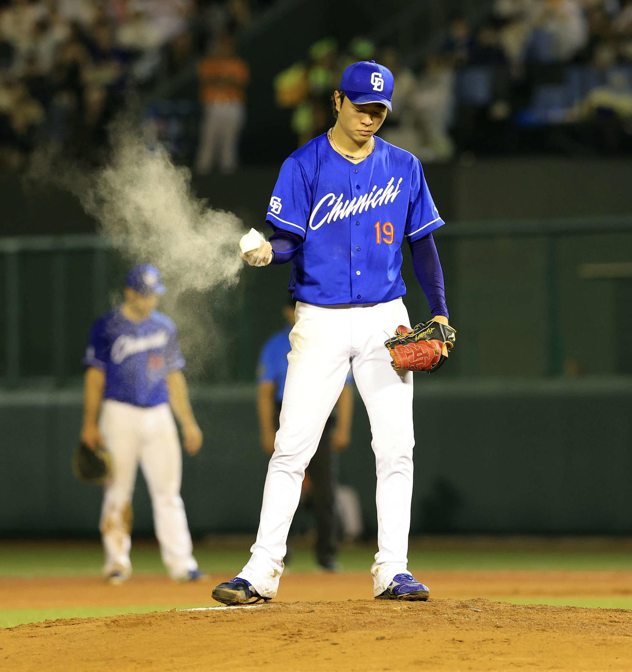 巨人対中日　5回裏巨人の攻撃中、ロジンバッグの粉をはたく高橋宏（撮影・浅見桂子）