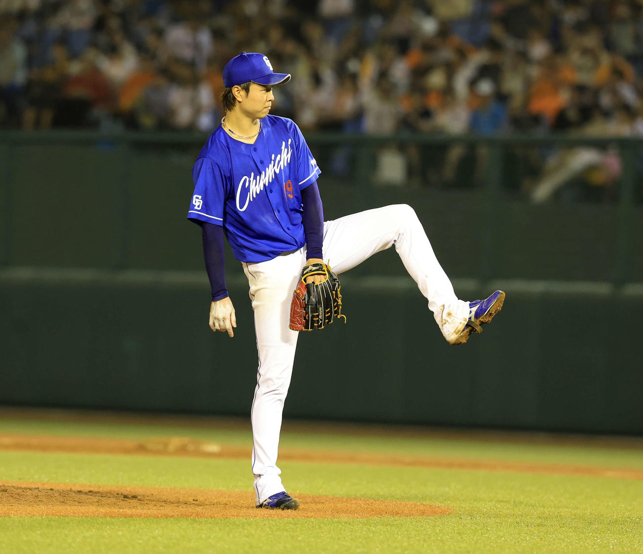 巨人対中日　5回裏巨人2死一、二塁、坂本に四球を与えてピンチを広げ、思わず足を上げる高橋宏（撮影・浅見桂子）