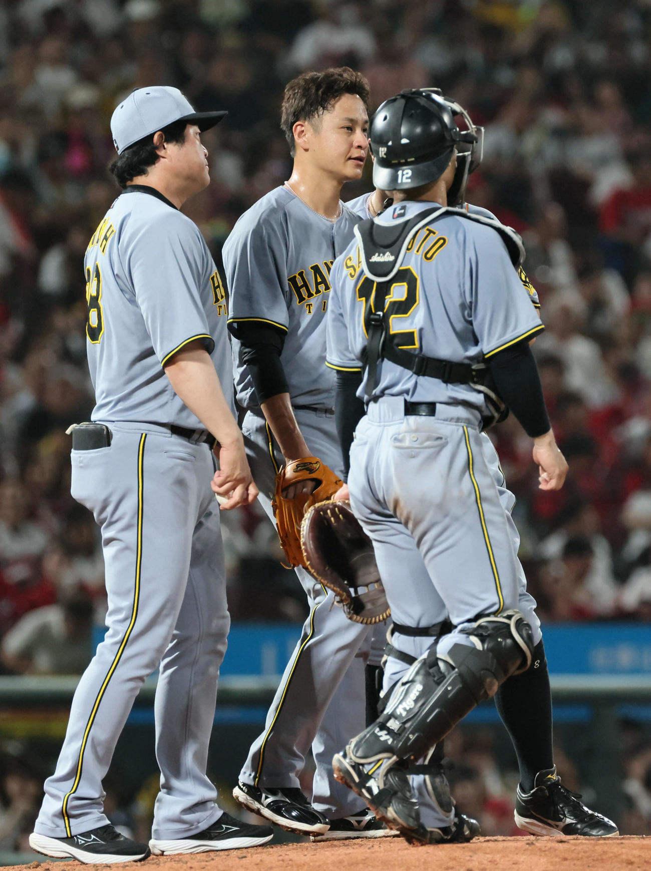 広島対阪神　6回裏広島2死一、二塁、大竹（中央）は降板（撮影・加藤孝規）