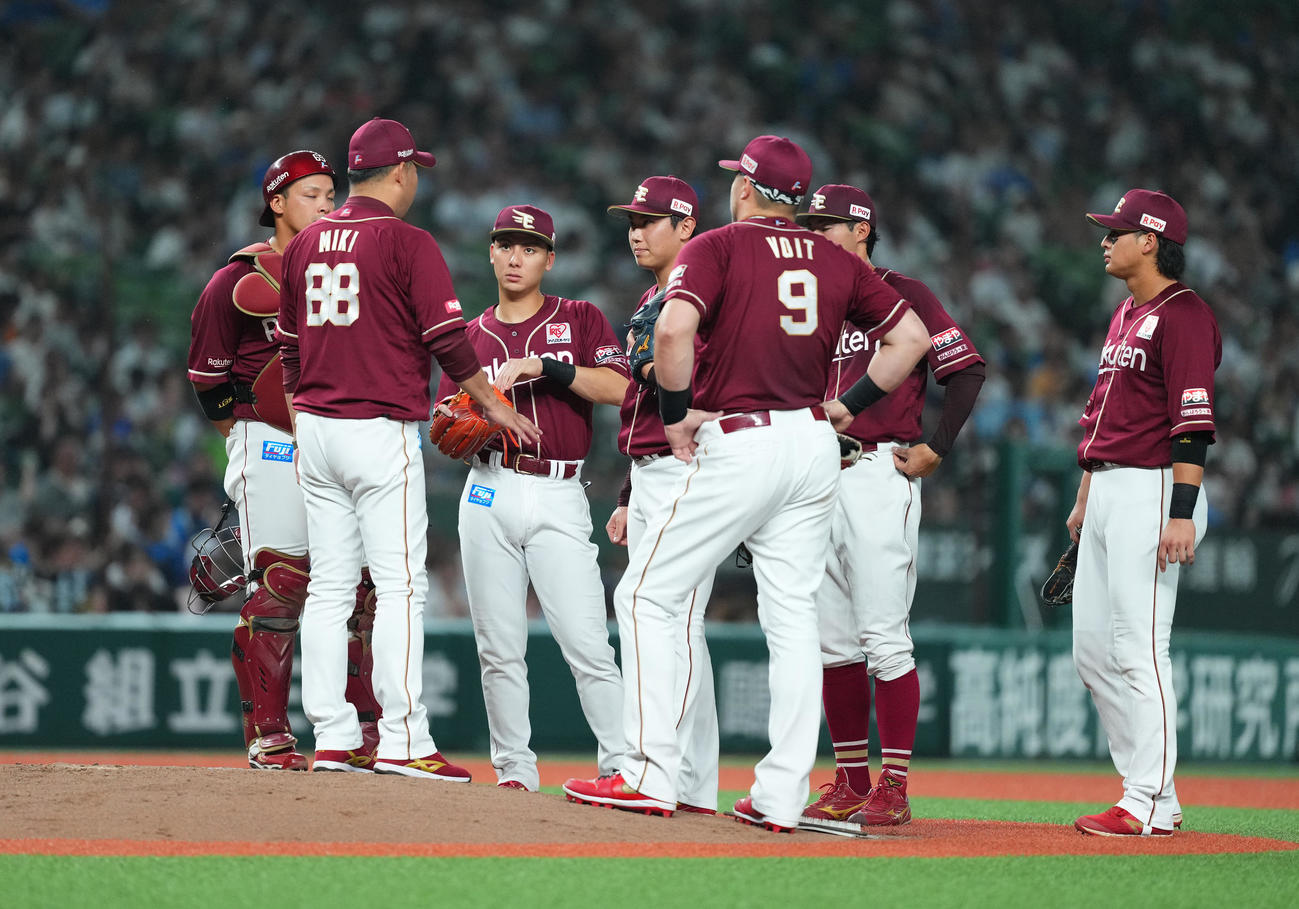西武対楽天　3回、マウンドで渡辺翔（中央）らナインに話しかける楽天三木肇監督（左から2人目）（撮影・菅敏）