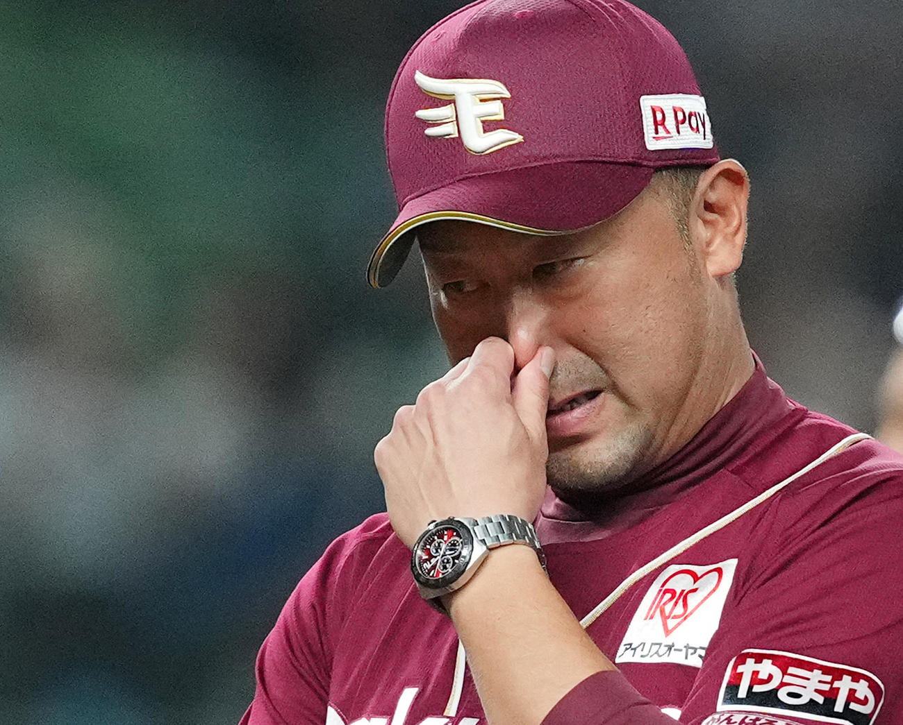 西武対楽天　3回、マウンドでナインに話しかけた楽天三木監督は、厳しい表情でベンチに戻る（撮影・菅敏）
