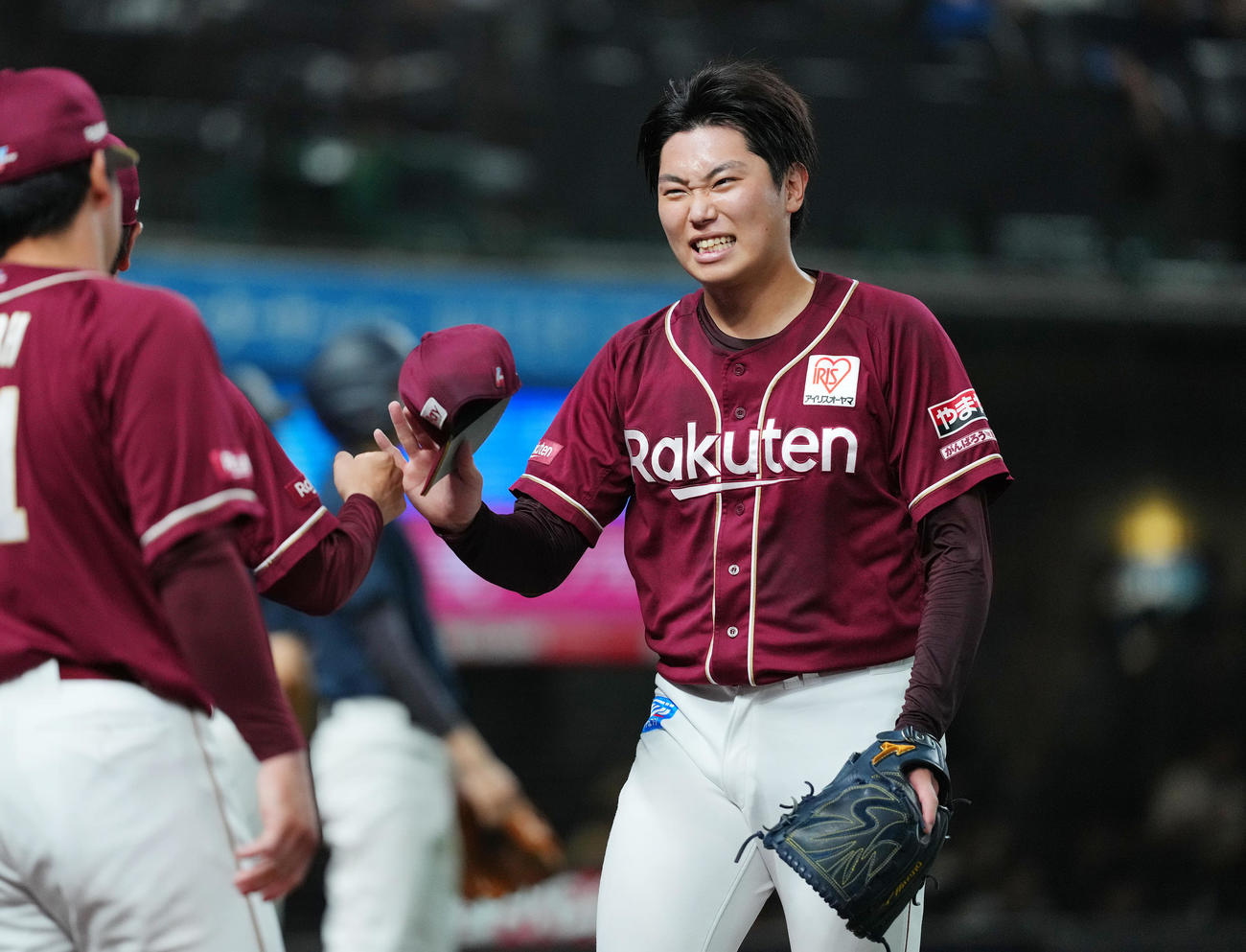 西武対楽天　3回裏西武2死満塁、西川を左飛に仕留め、笑顔でベンチに戻る渡辺翔（右）（撮影・菅敏）