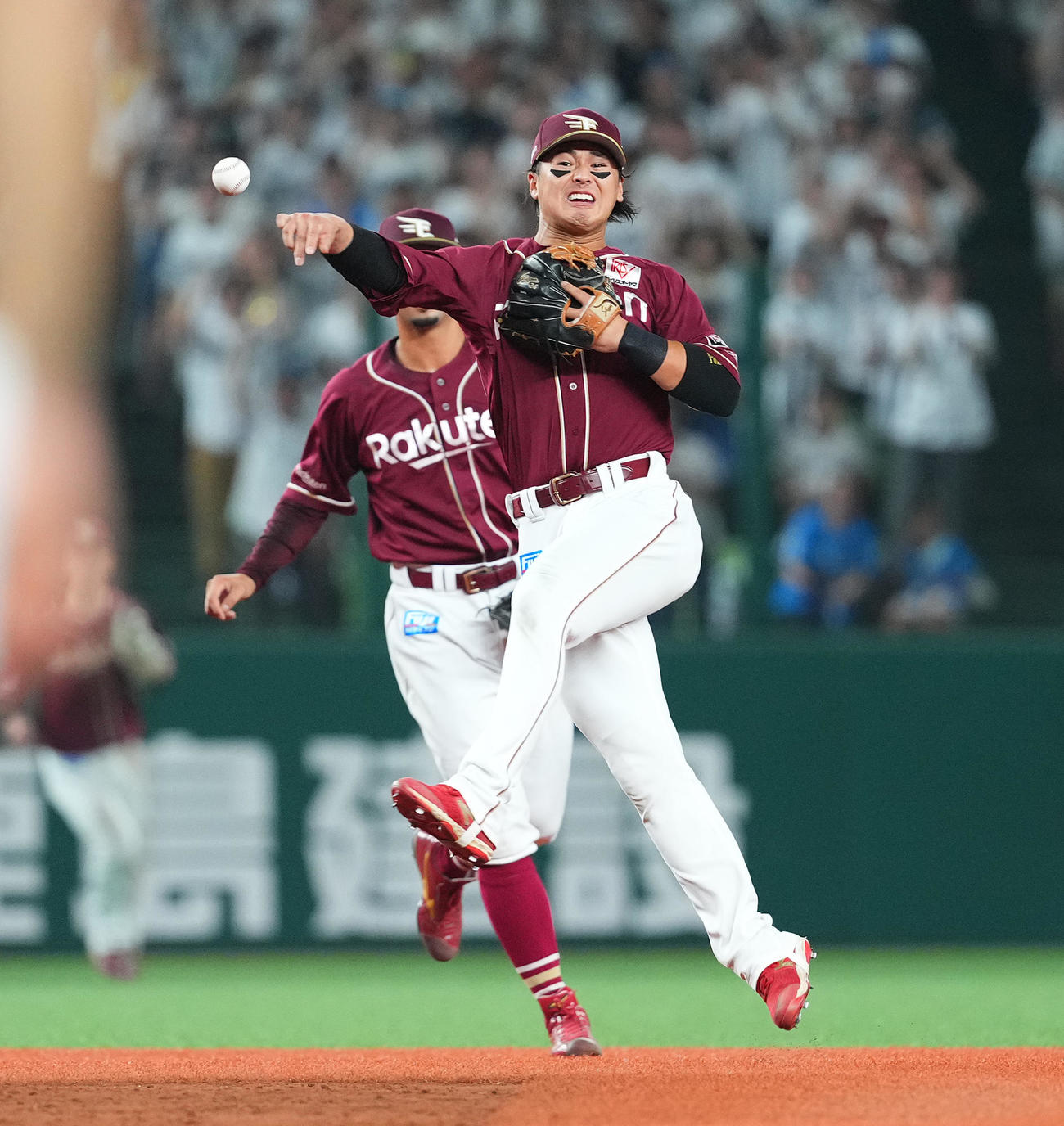 西武対楽天　5回裏西武1死、滝沢の打球を処理し、一塁に送球する黒川（撮影・菅敏）