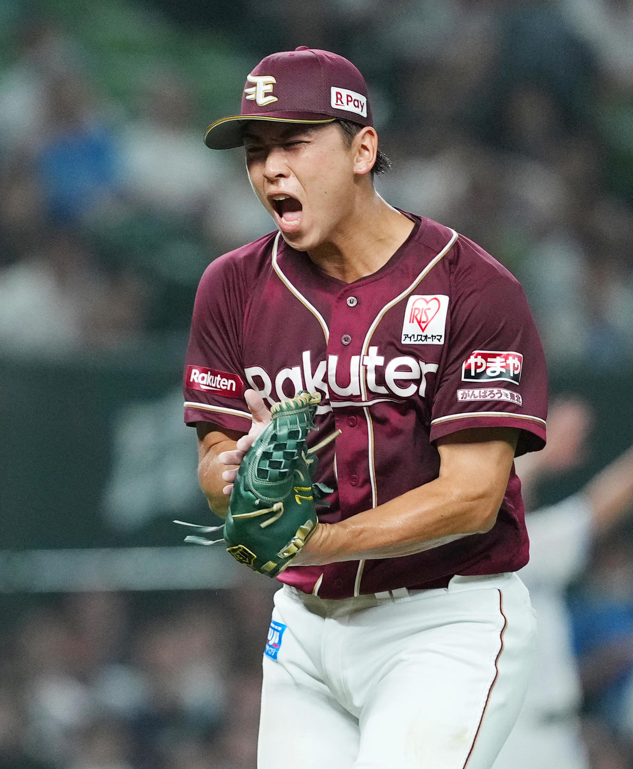 西武対楽天　5回裏西武2死一、三塁、山村を二ゴロに仕留め、雄たけびを上げる柴田（撮影・菅敏）