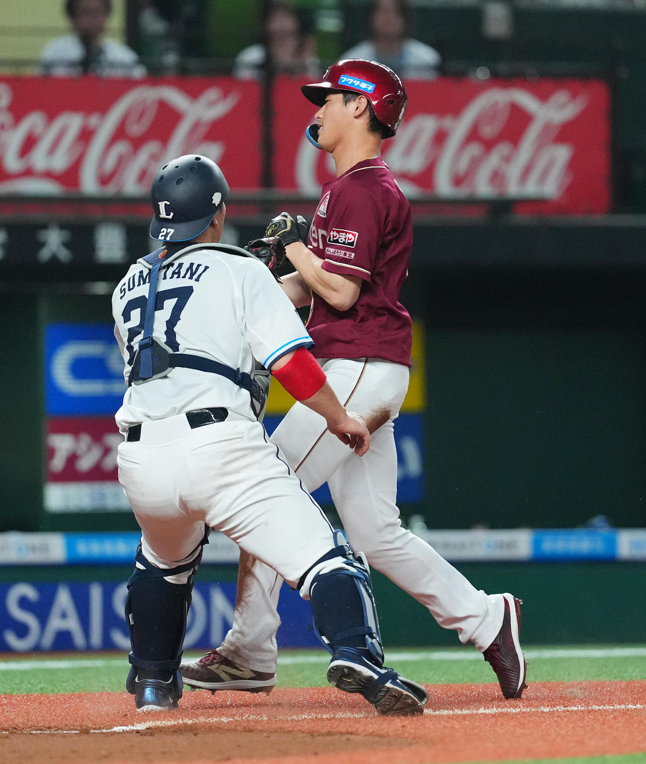 西武対楽天　3回表楽天2死二塁、中島の一ゴロで三本間に挟まれアウトとなる二塁走者辰介。捕手炭谷（撮影・菅敏）