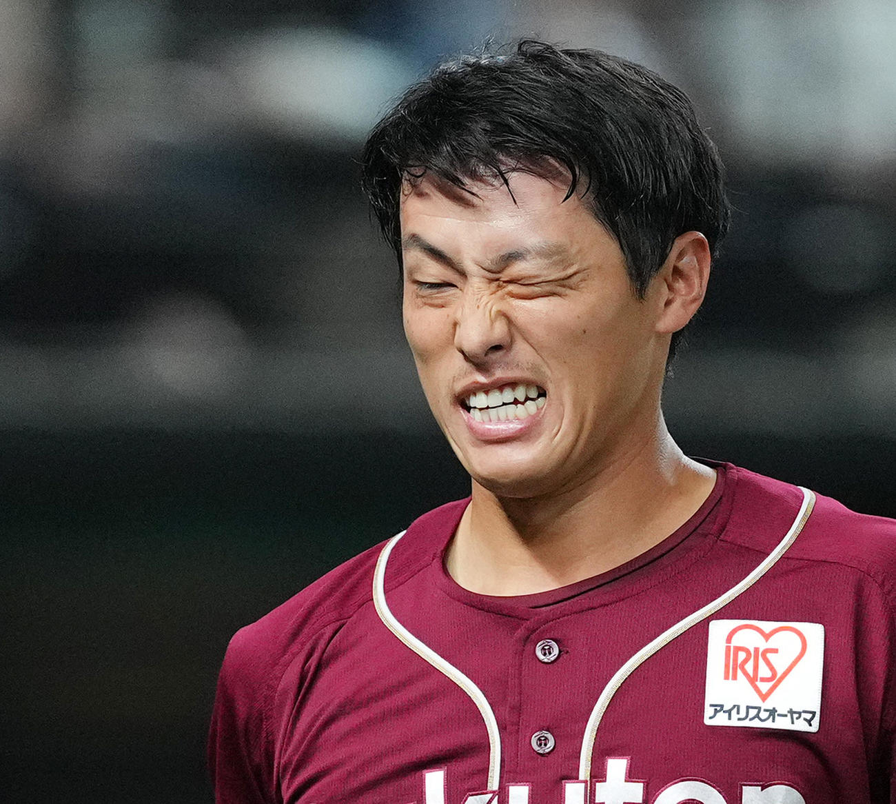 西武対楽天　3回表楽天2死二塁、中島大輔の一ゴロで三本間に挟まれアウトとなる二塁走者辰己は、顔をゆがめる（撮影・菅敏）