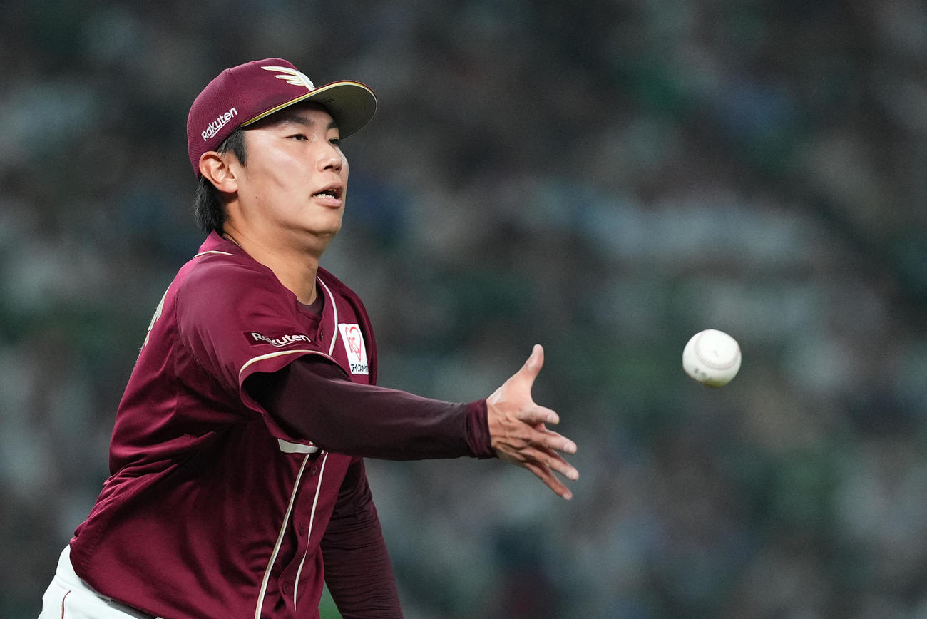 西武対楽天　3回裏西武無死一塁、滝沢のバントの打球を処理し、一塁に送球する渡辺翔（撮影・菅敏）