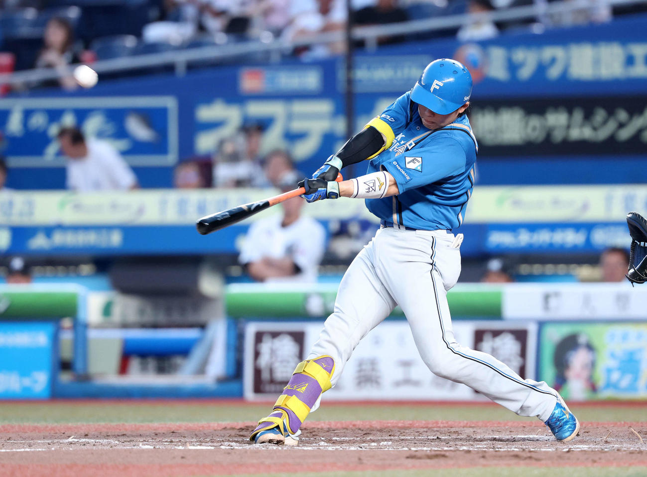 ロッテ対日本ハム　4回表日本ハム無死一塁、田宮は右越え2点本塁打を放つ（撮影・鈴木正人）