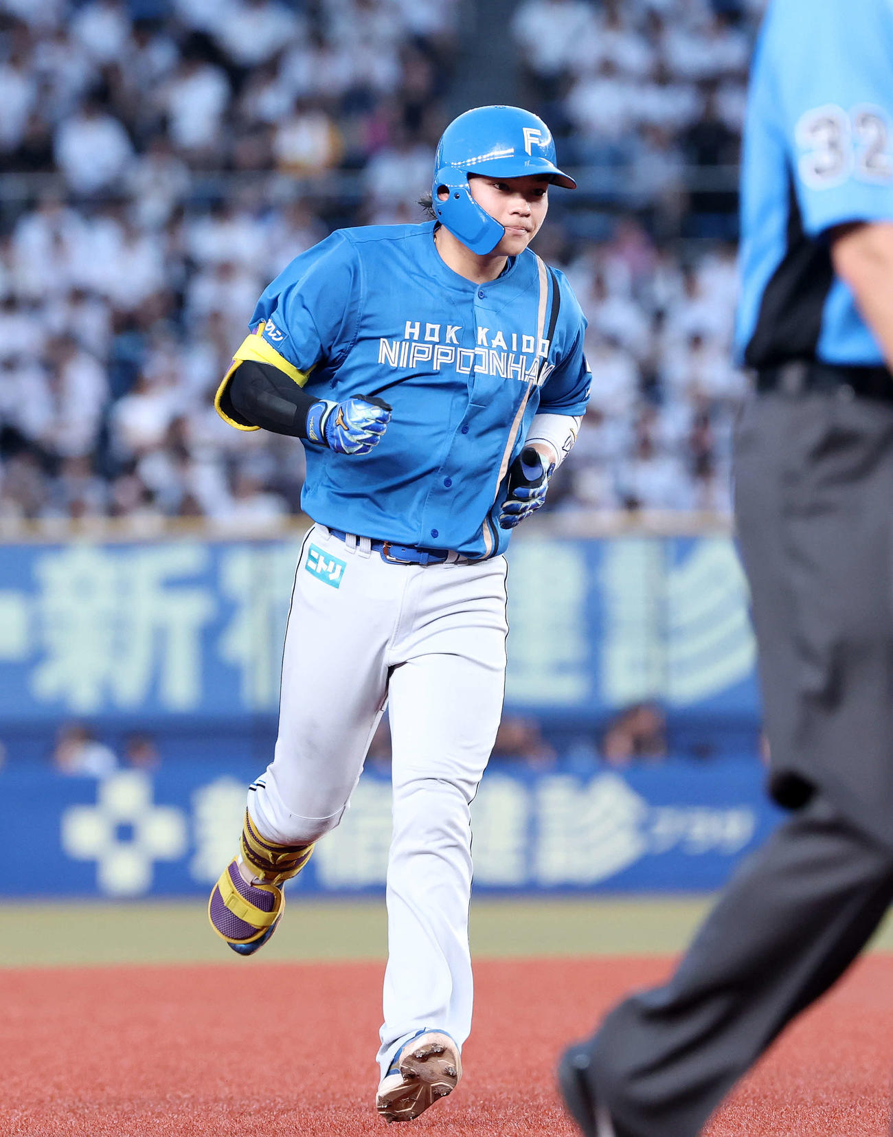 ロッテ対日本ハム　4回表日本ハム無死一塁、田宮は右越え2点本塁打を放つ（撮影・鈴木正人）