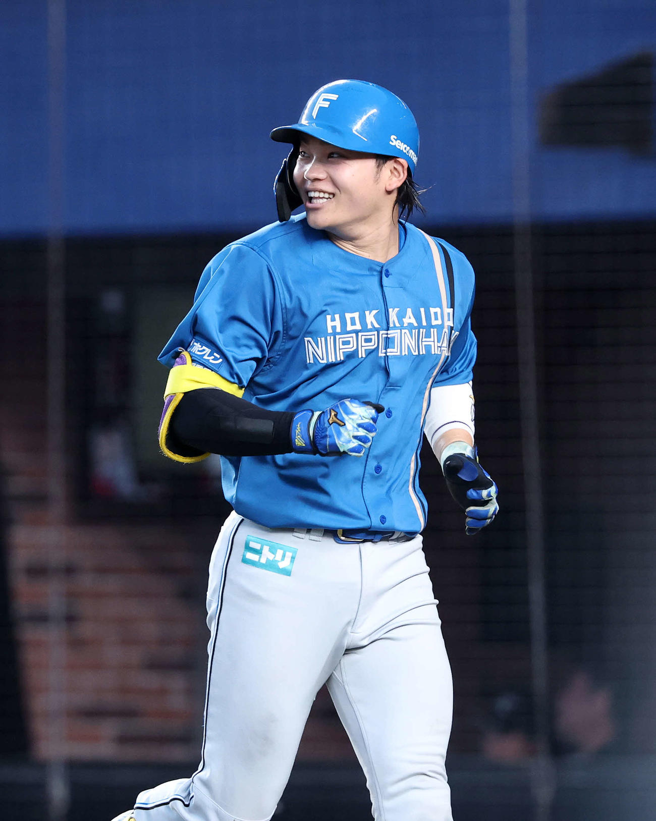 ロッテ対日本ハム　4回表日本ハム無死一塁、田宮は右越え2点本塁打を放ち笑顔を見せる（撮影・鈴木正人）