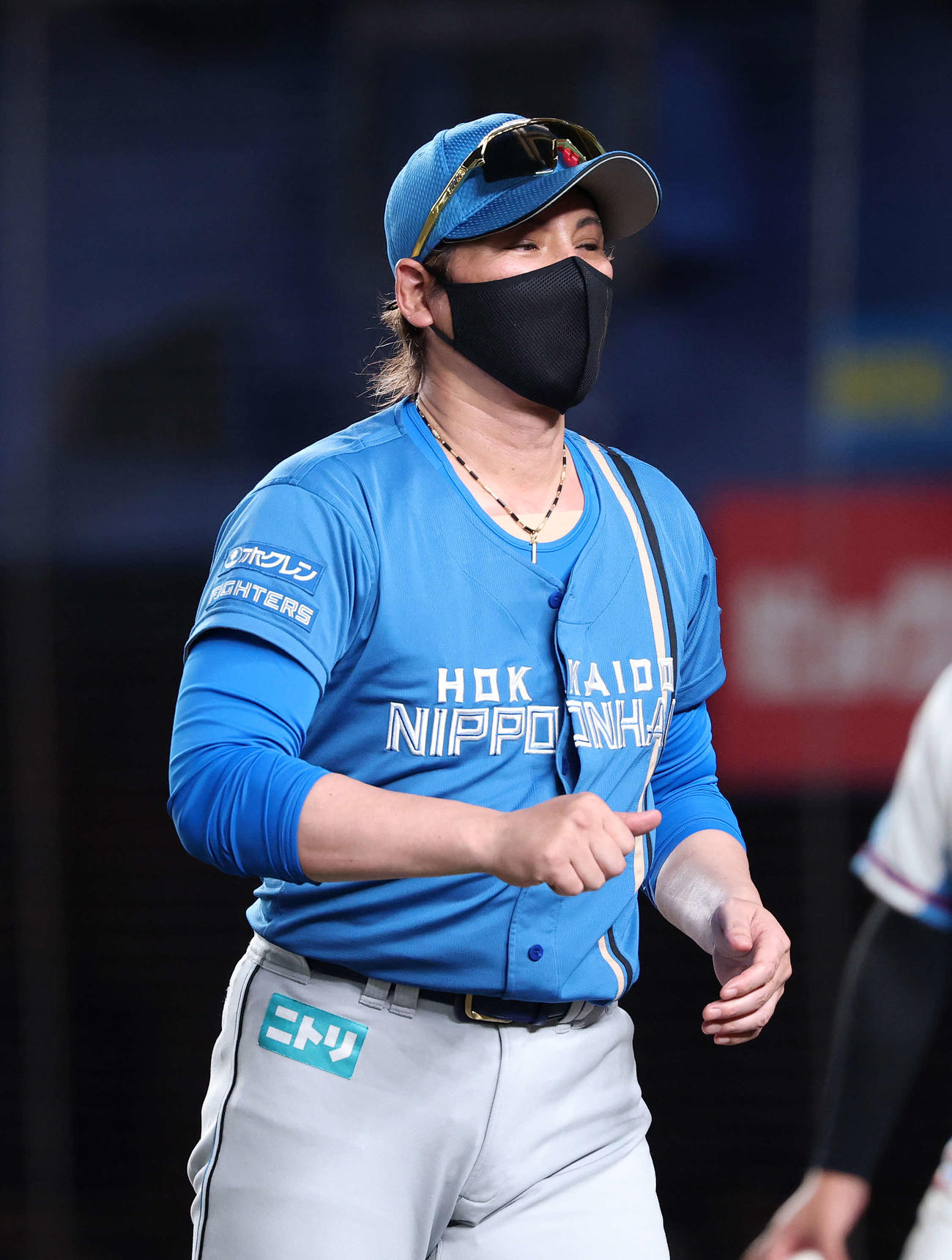 ロッテ対日本ハム　6回裏、選手交代を告げベンチに引き揚げる日本ハム新庄監督（撮影・鈴木正人）