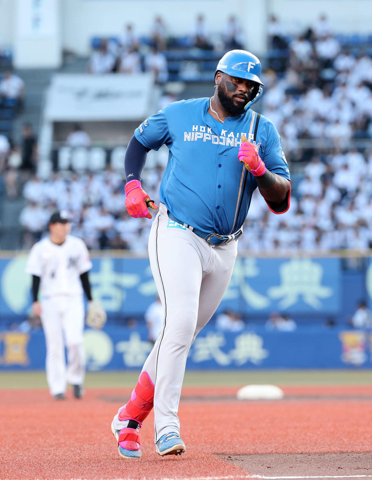 ロッテ対日本ハム　1回表日本ハム無死満塁、レイエスは右越え満塁本塁打を放つ（撮影・鈴木正人）