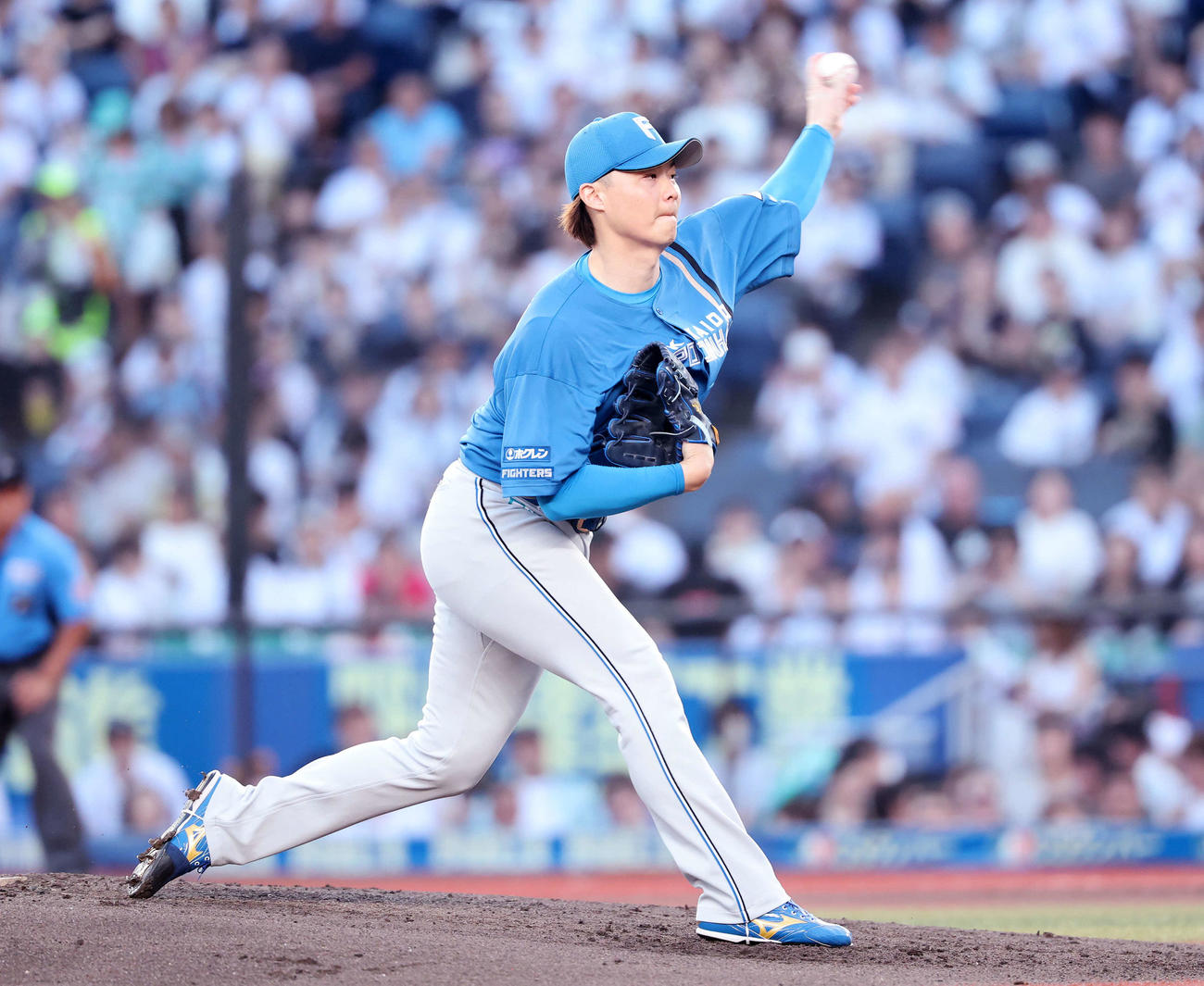ロッテ対日本ハム　力投する日本ハム先発の山崎（撮影・鈴木正人）