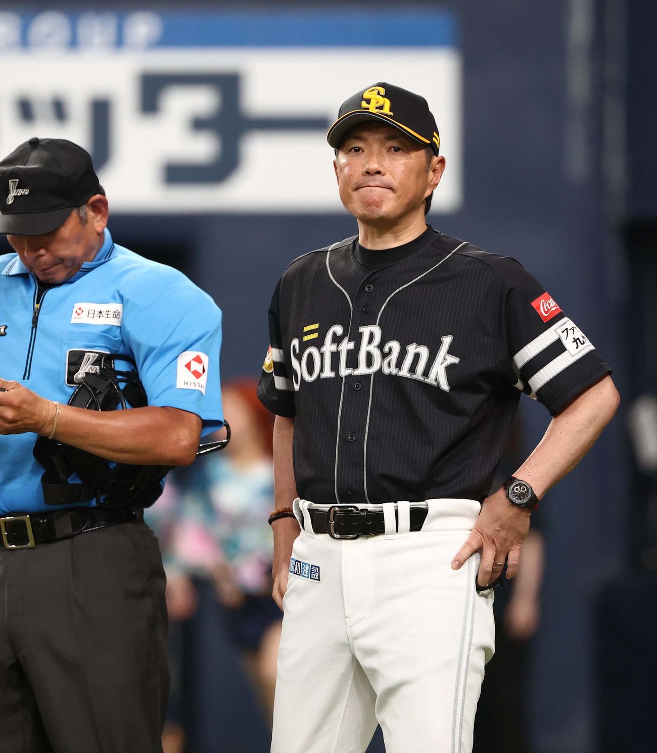 オリックス対ソフトバンク　選手交代を告げる小久保監督（撮影・上田博志）