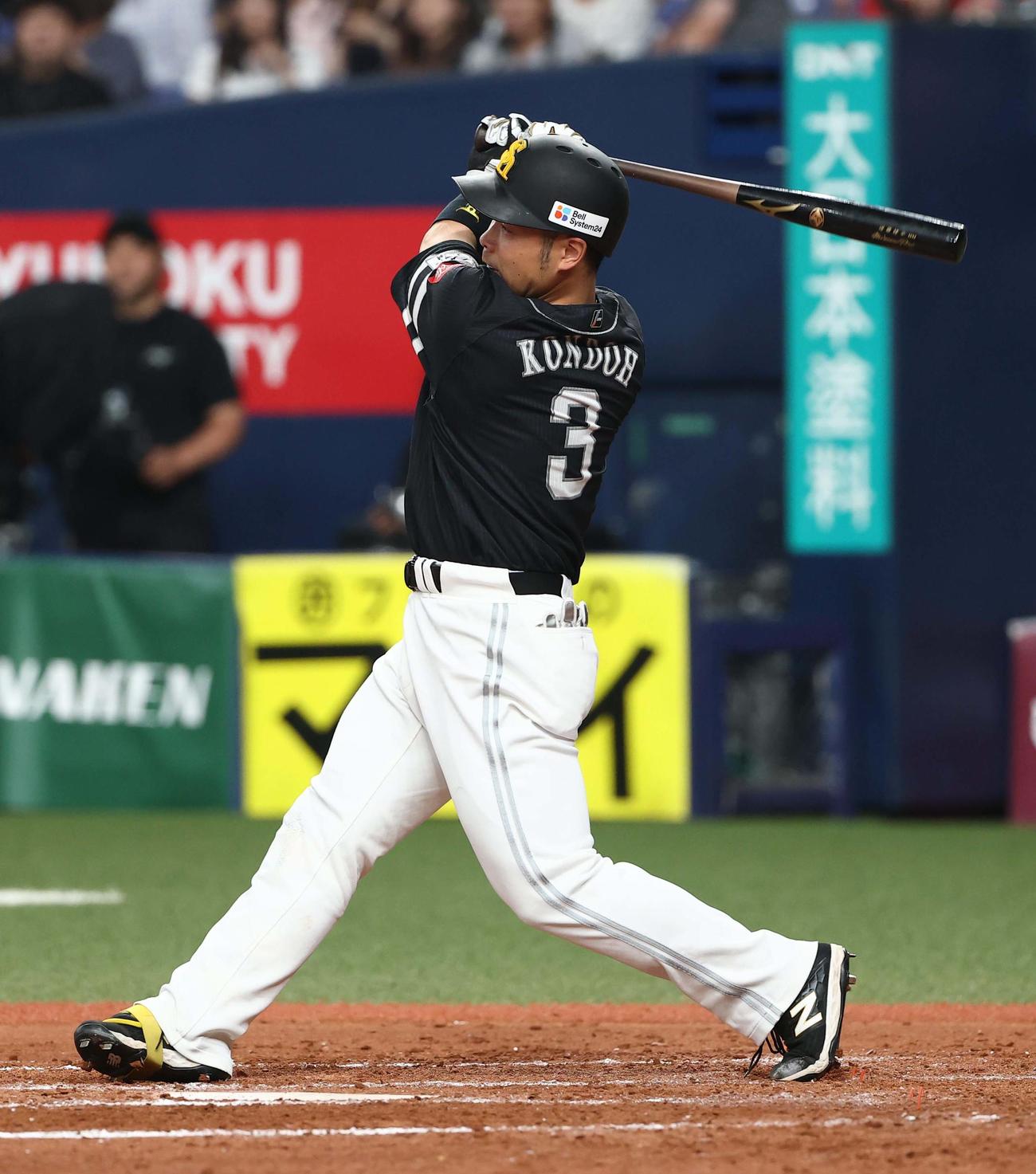 オリックス対ソフトバンク　9回表ソフトバンク1死、近藤は安打を放つ（撮影・上田博志）