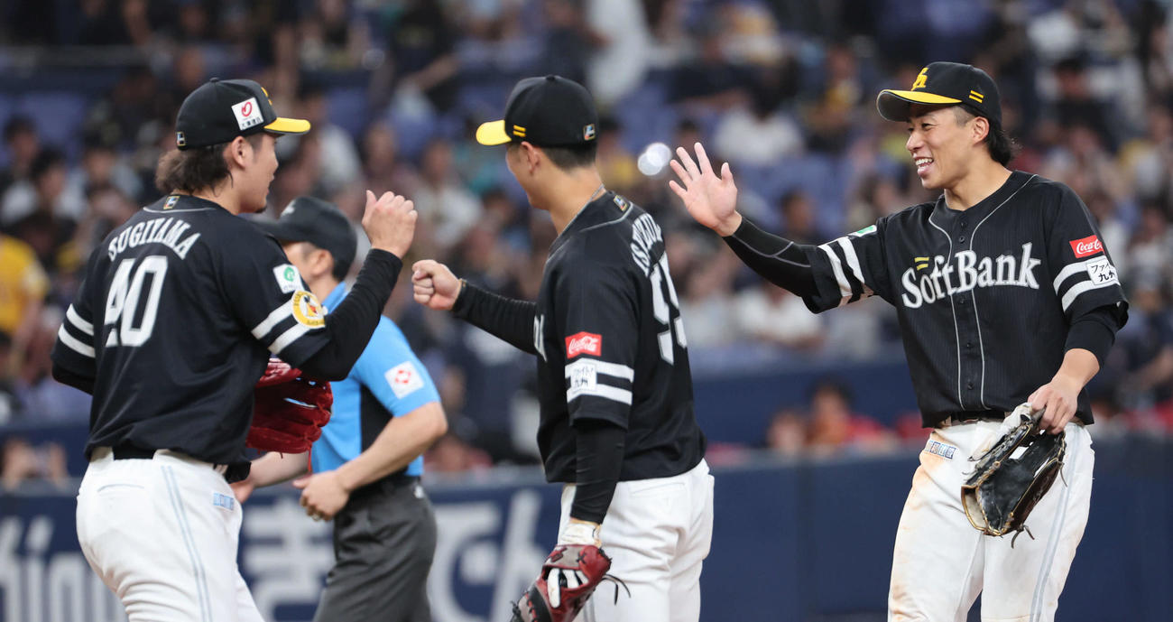 オリックス対ソフトバンク　決勝適時打のソフトバンク野村（右）は抑えの杉山らと笑顔でタッチをかわす（撮影・西尾就之）