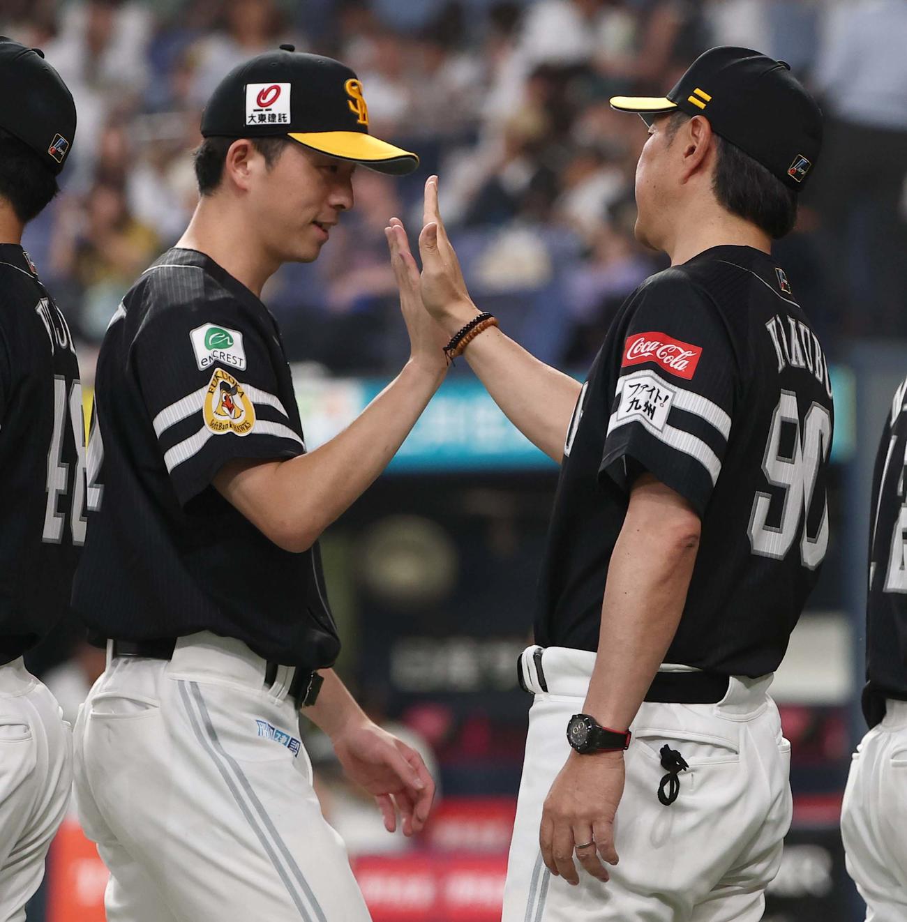 オリックス対ソフトバンク　6勝目をあげた大関（左）は小久保監督とハイタッチをする（撮影・上田博志）