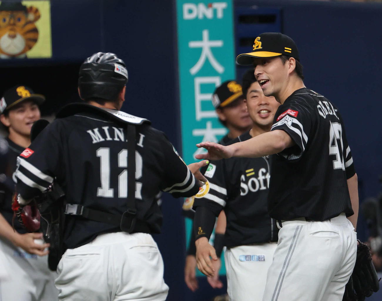 オリックス対ソフトバンク　1回裏、無死満塁のピンチをしのいだソフトバンク先発の大関は嶺井とタッチしながらベンチに戻る（撮影・西尾就之）