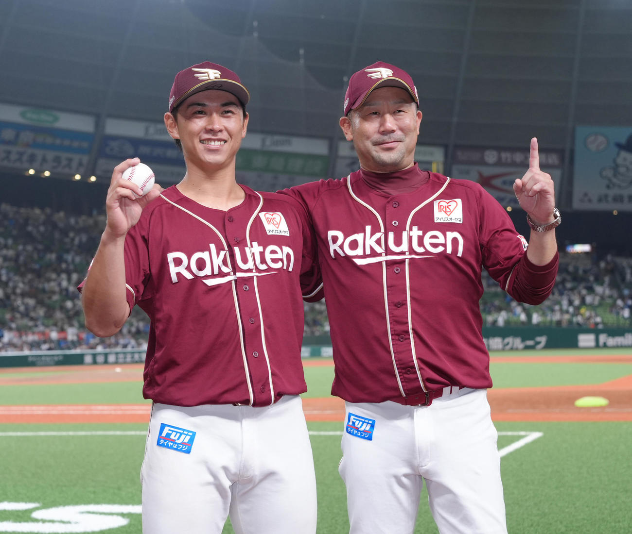 プロ初勝利を飾り、三木監督（右）から祝福を受ける楽天柴田（撮影・菅敏）