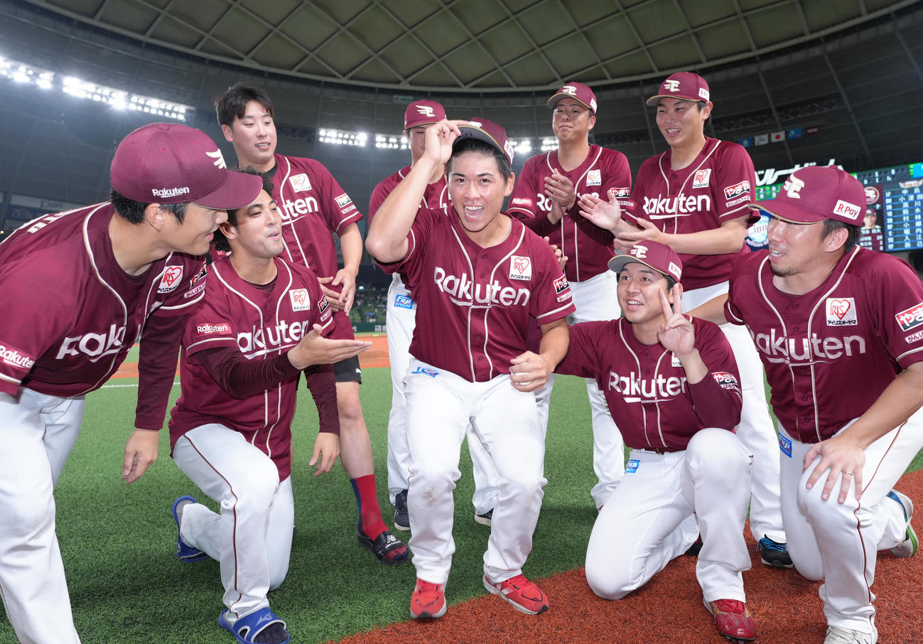 西武対楽天　プロ初勝利を飾り、投手陣から祝福される楽天柴田（中央）（撮影・菅敏）
