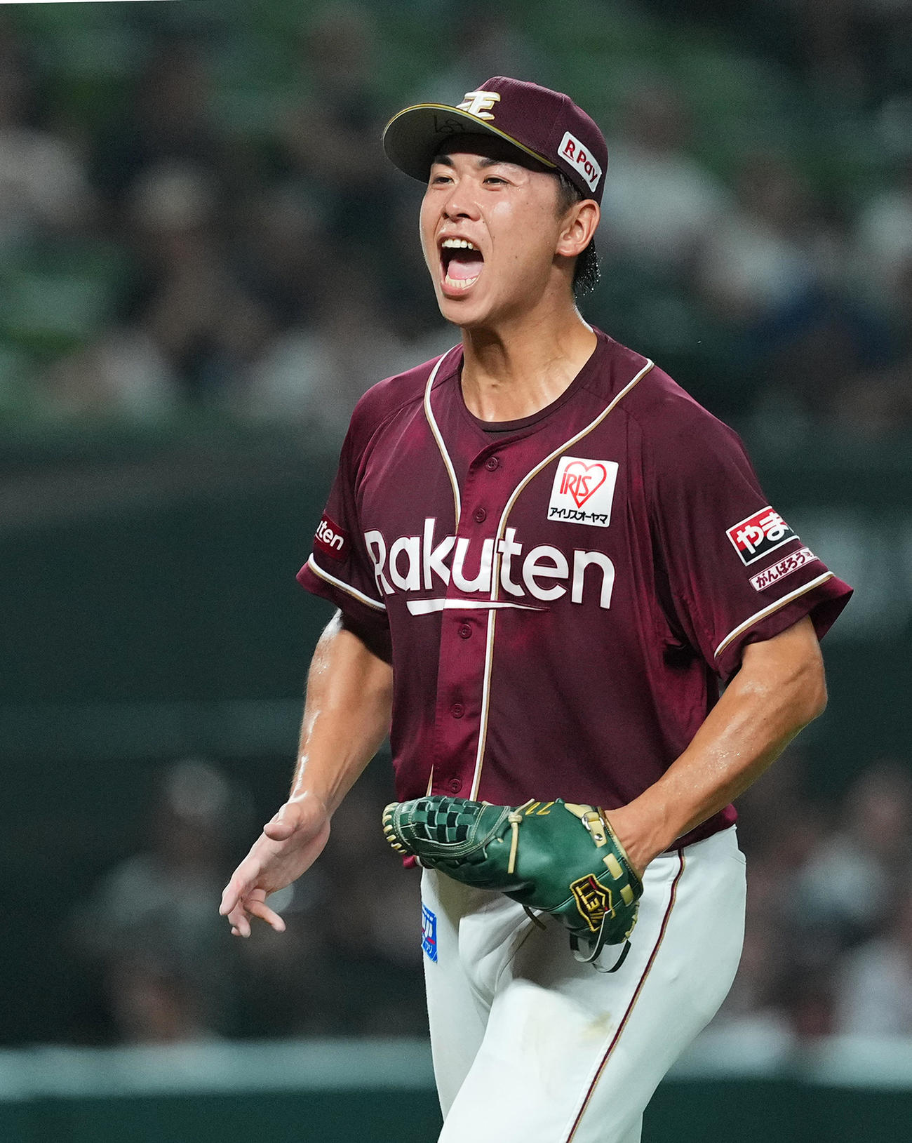 西武対楽天　5回裏西武2死一、三塁、山村を二ゴロに仕留め、雄たけびを上げる柴田（撮影・菅敏）